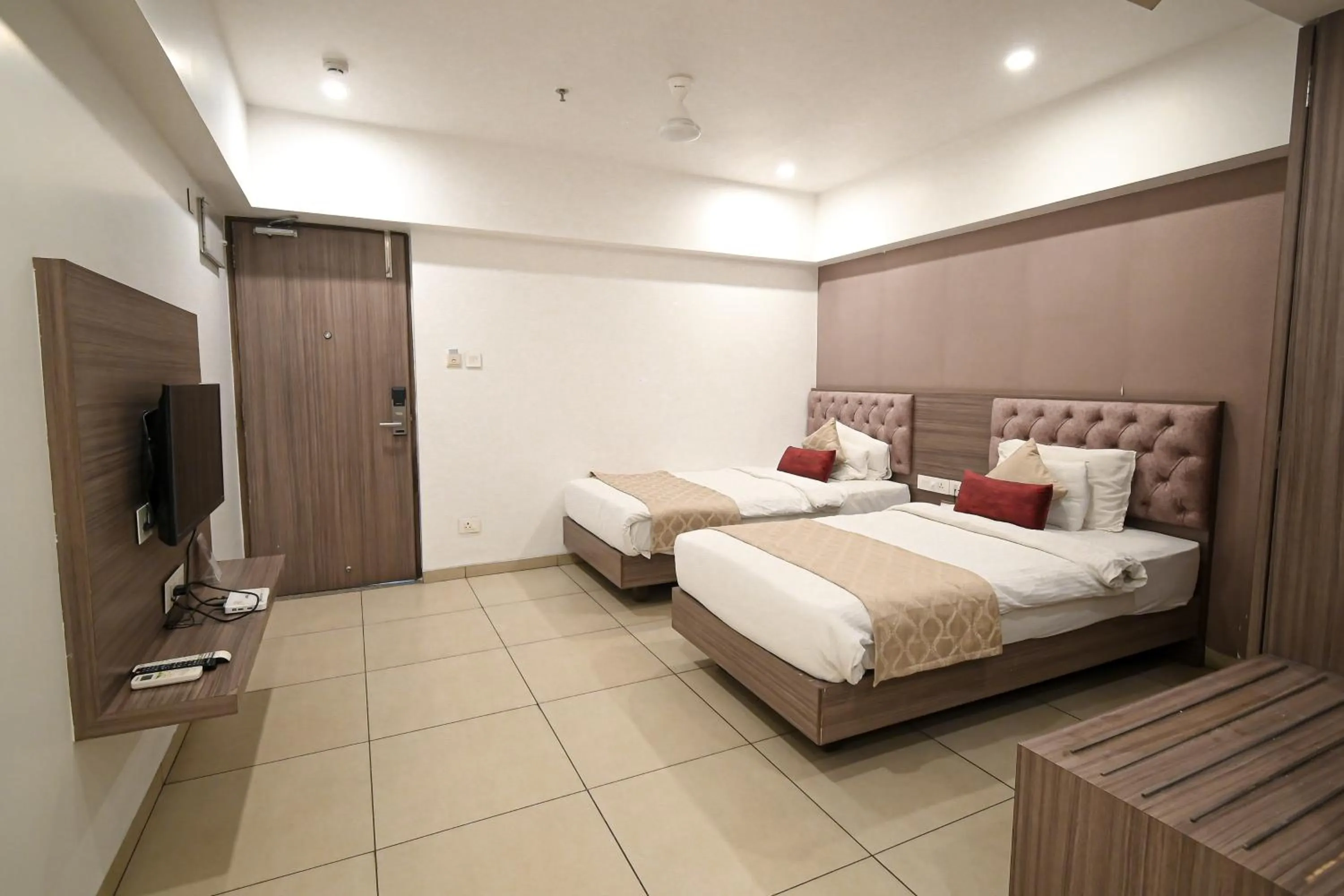 Bed in Hotel Dwarkamai