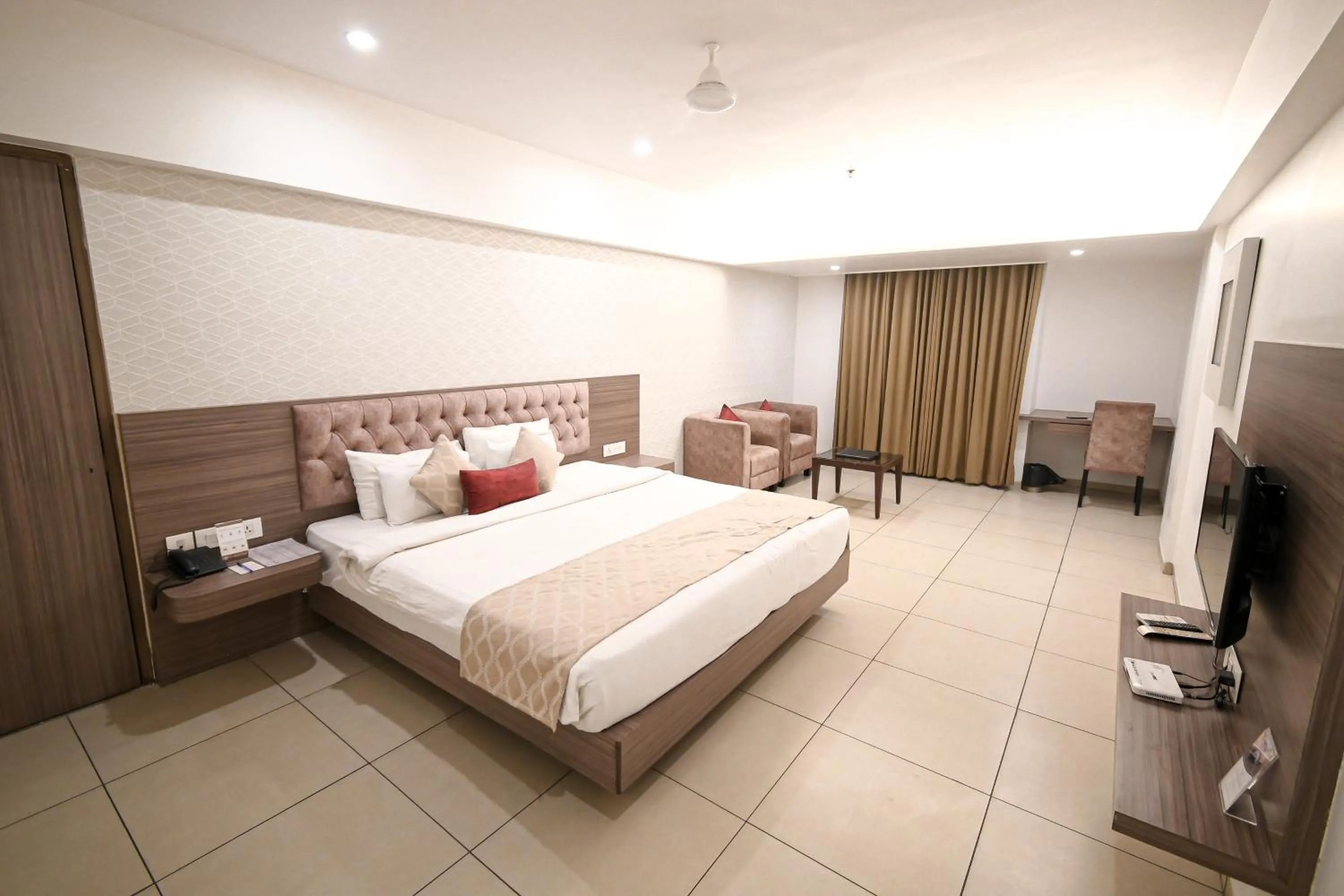 Bed in Hotel Dwarkamai