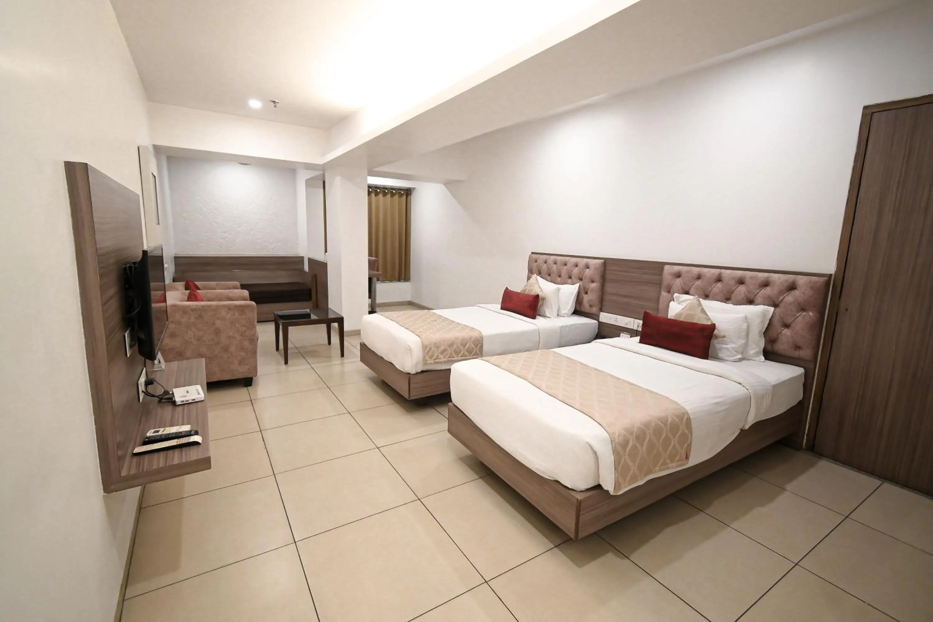 Bed in Hotel Dwarkamai