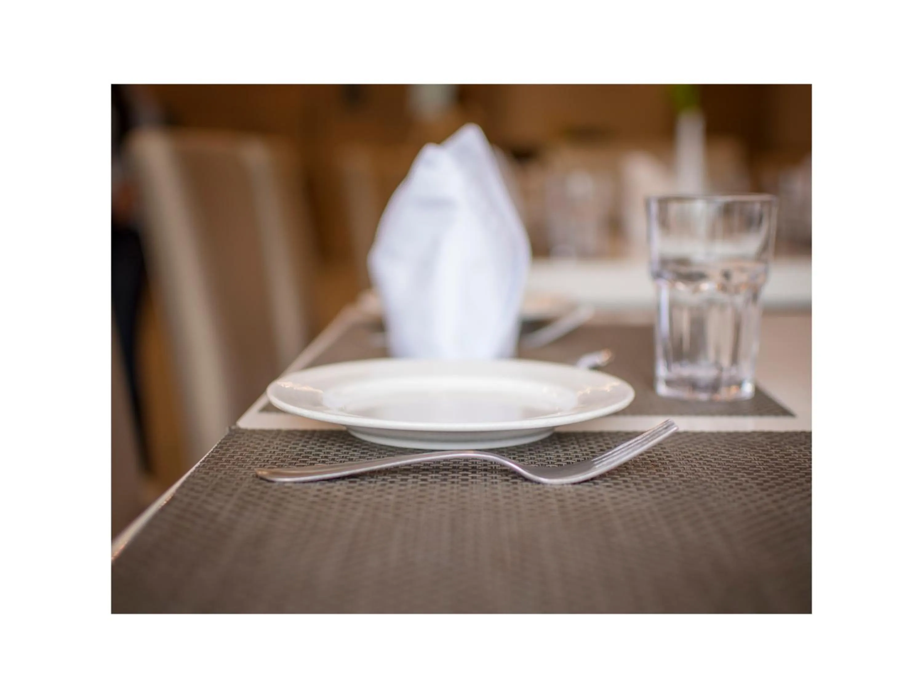 Restaurant/places to eat in Hotel Dwarkamai