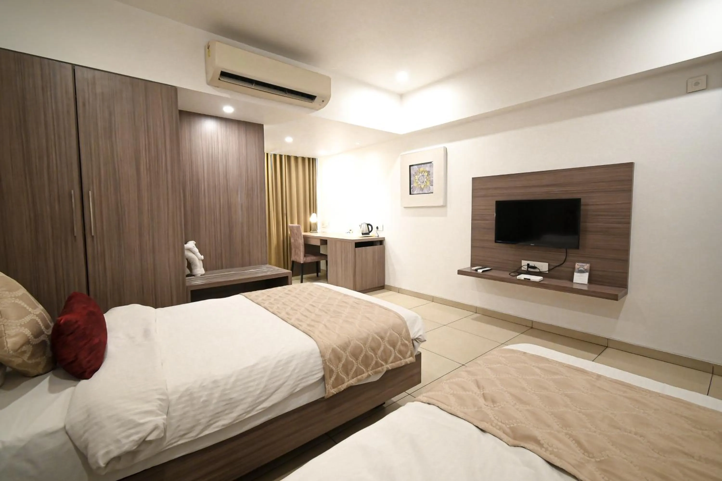 Bed in Hotel Dwarkamai