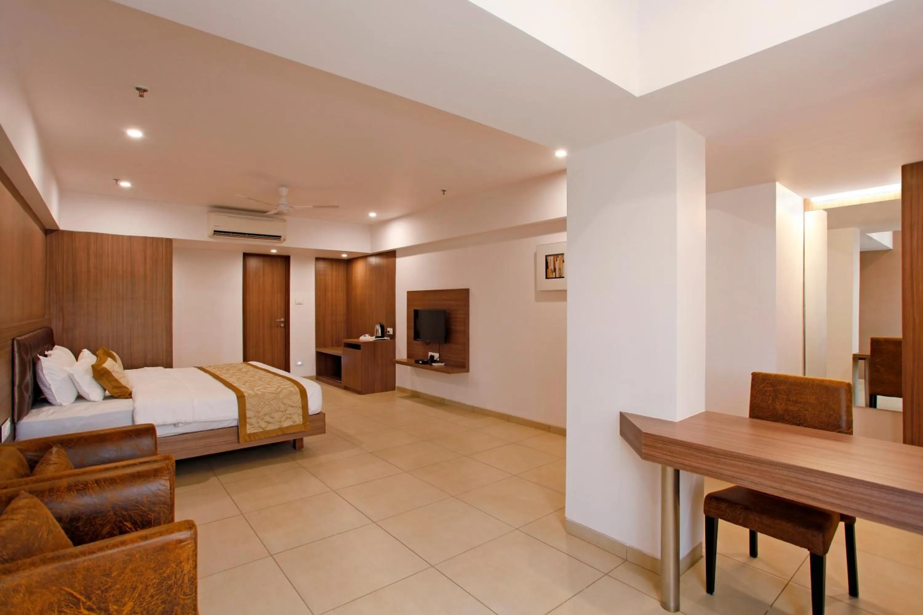 Bedroom, Bed in Hotel Dwarkamai