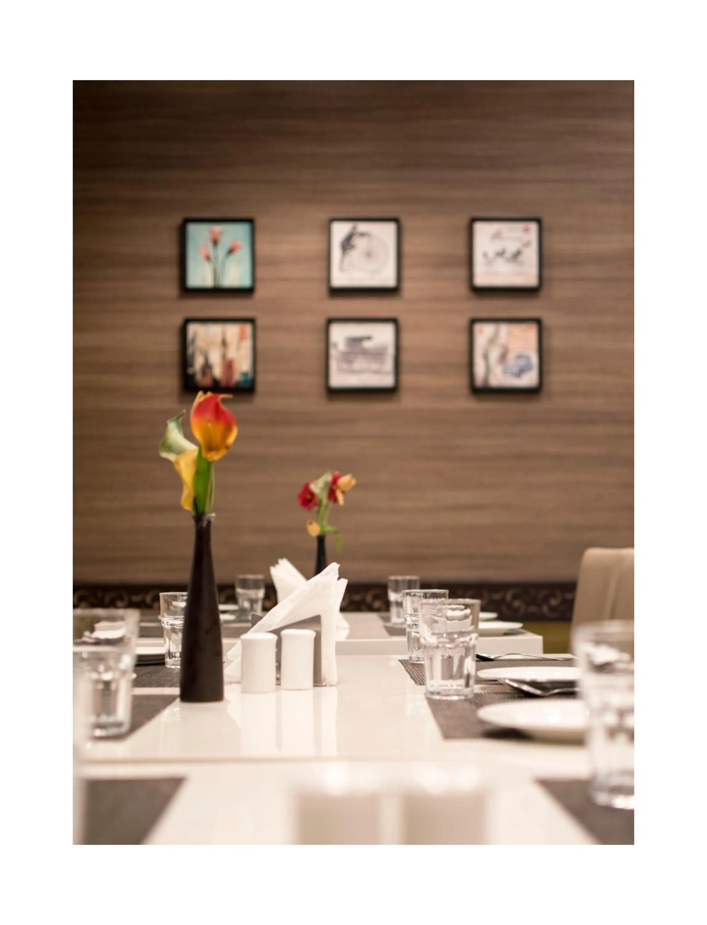 Restaurant/places to eat in Hotel Dwarkamai