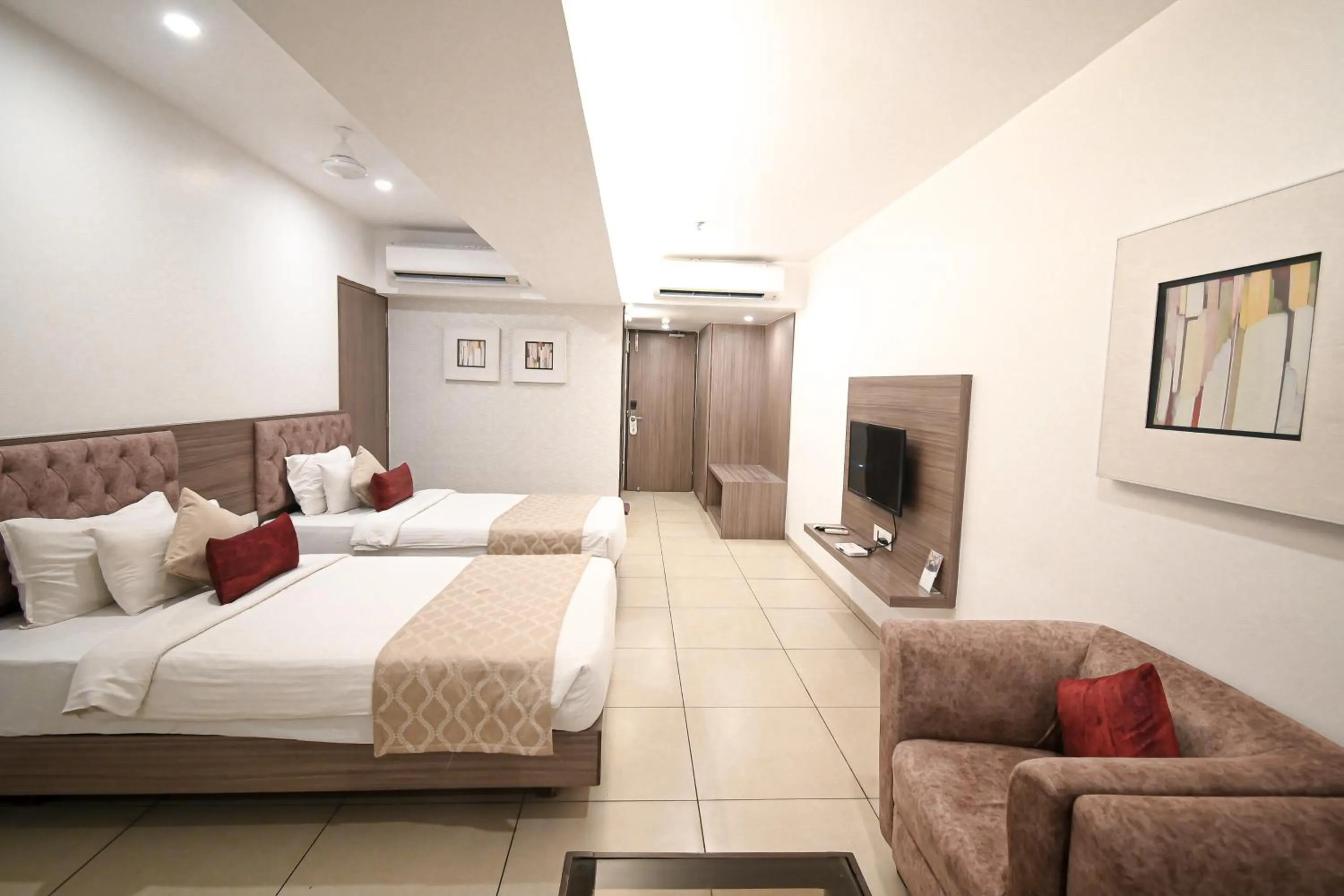 Bed in Hotel Dwarkamai