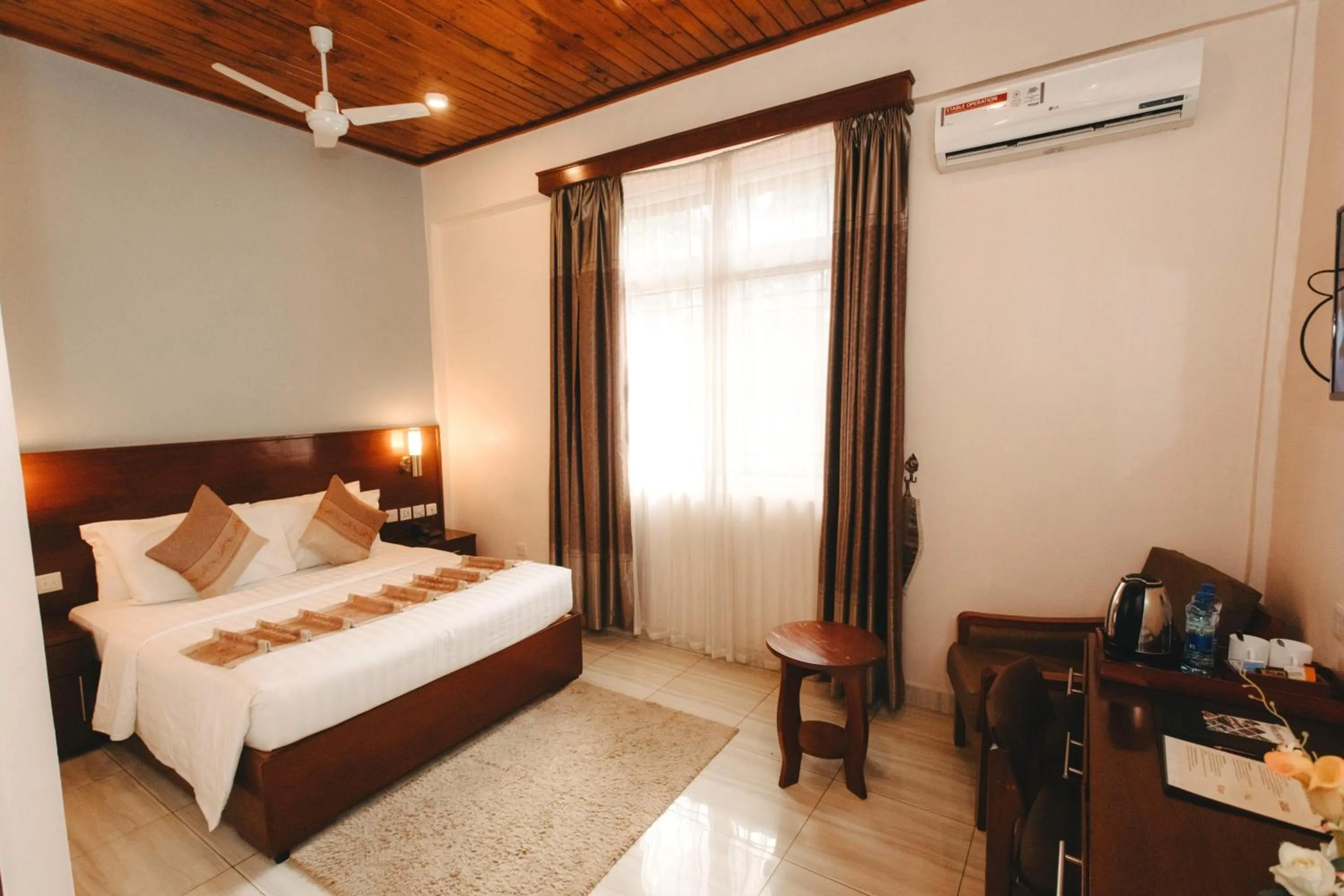 Bedroom, Bed in Keys Hotel