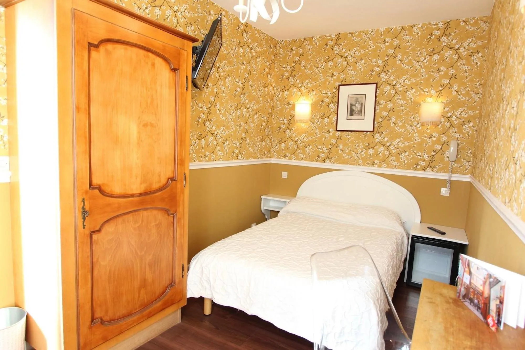 Bedroom, Bed in Hôtel Chopin