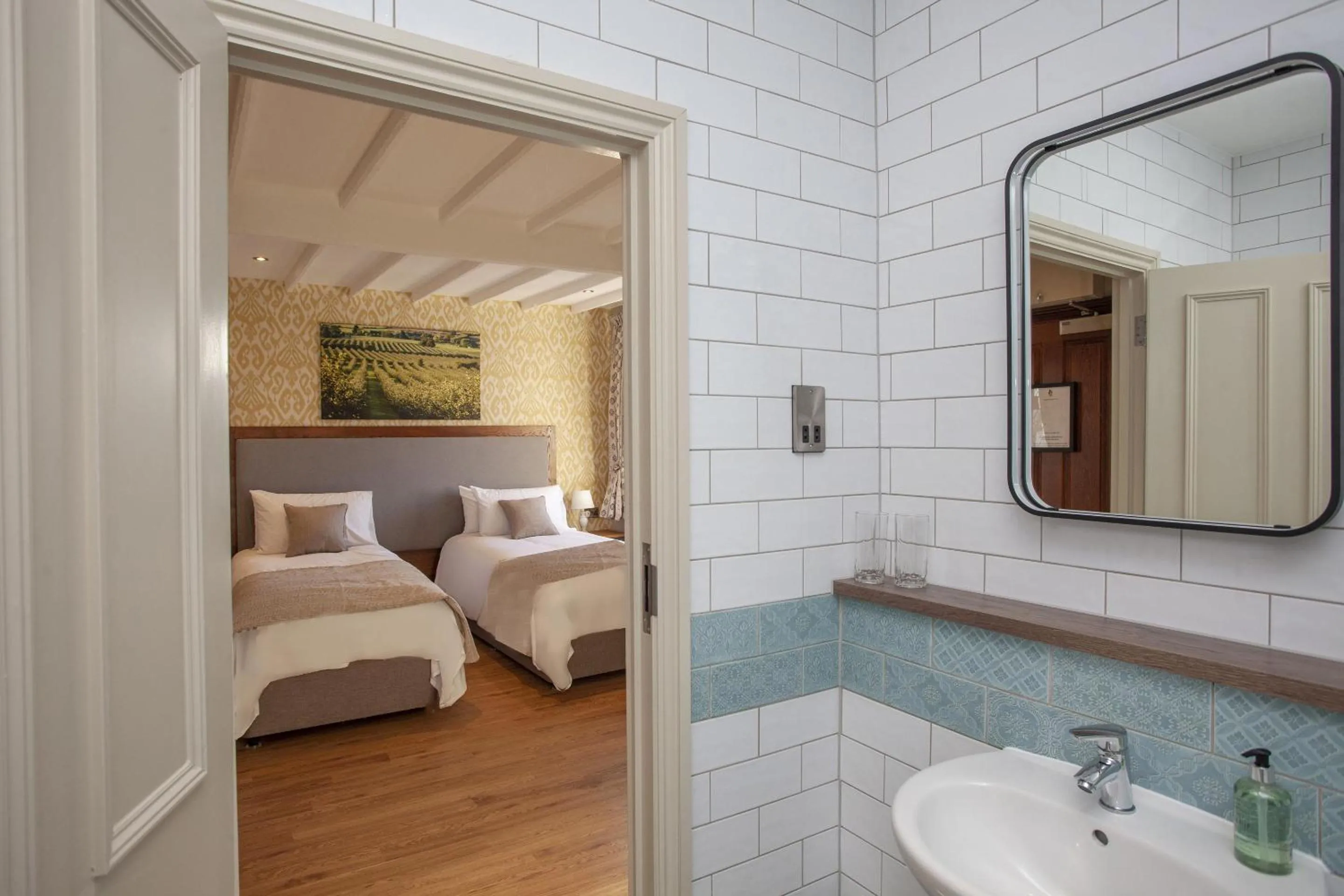 Bathroom, Bed in The Woodborough Inn