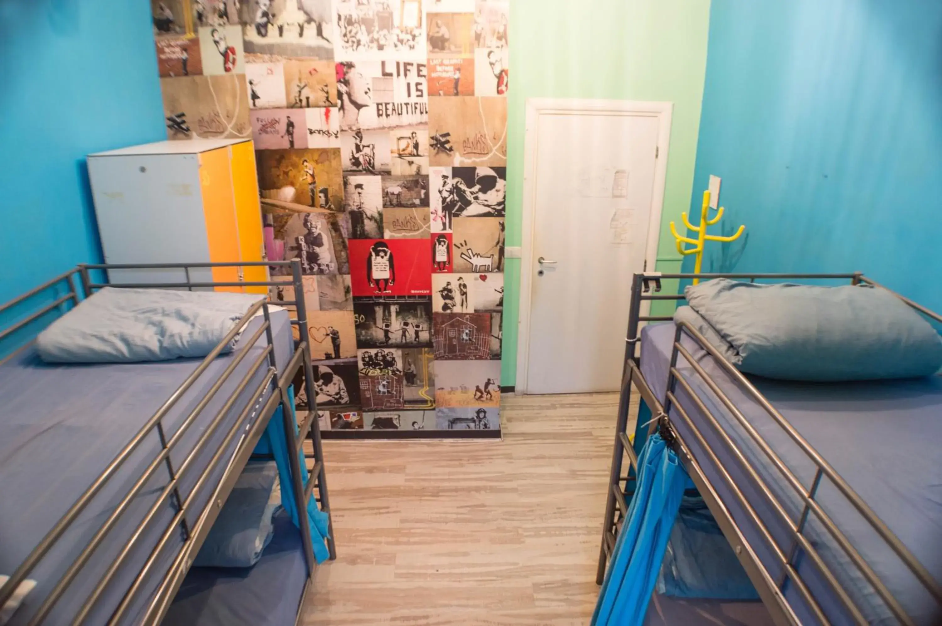 Bed in 4-Bed Mixed Dormitory Room in Victoria House Hostel Bed in 4-Bed Mixed Dormitory Room in Victoria House Hostel