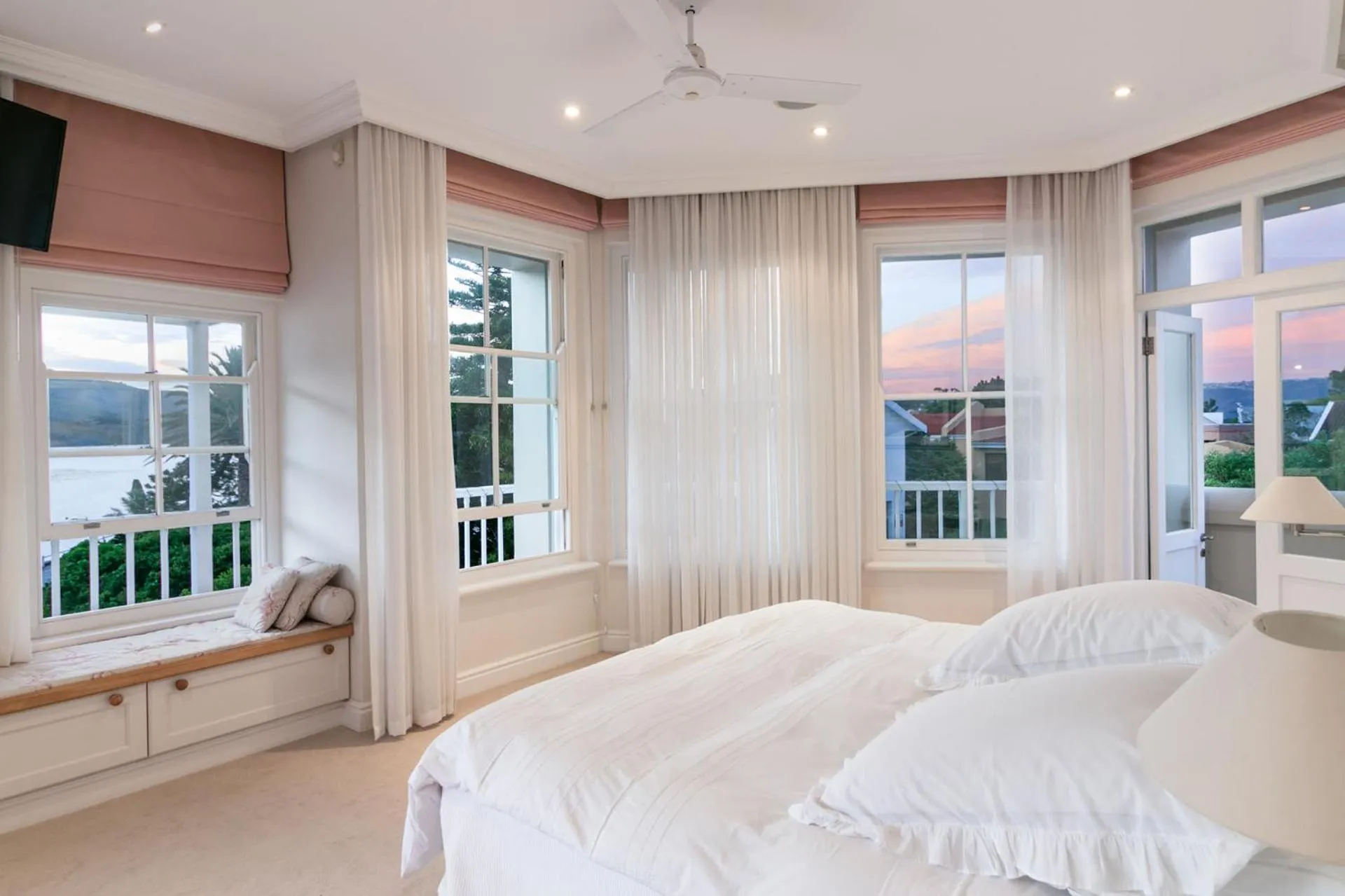 Bed in Isola Bella Guest House