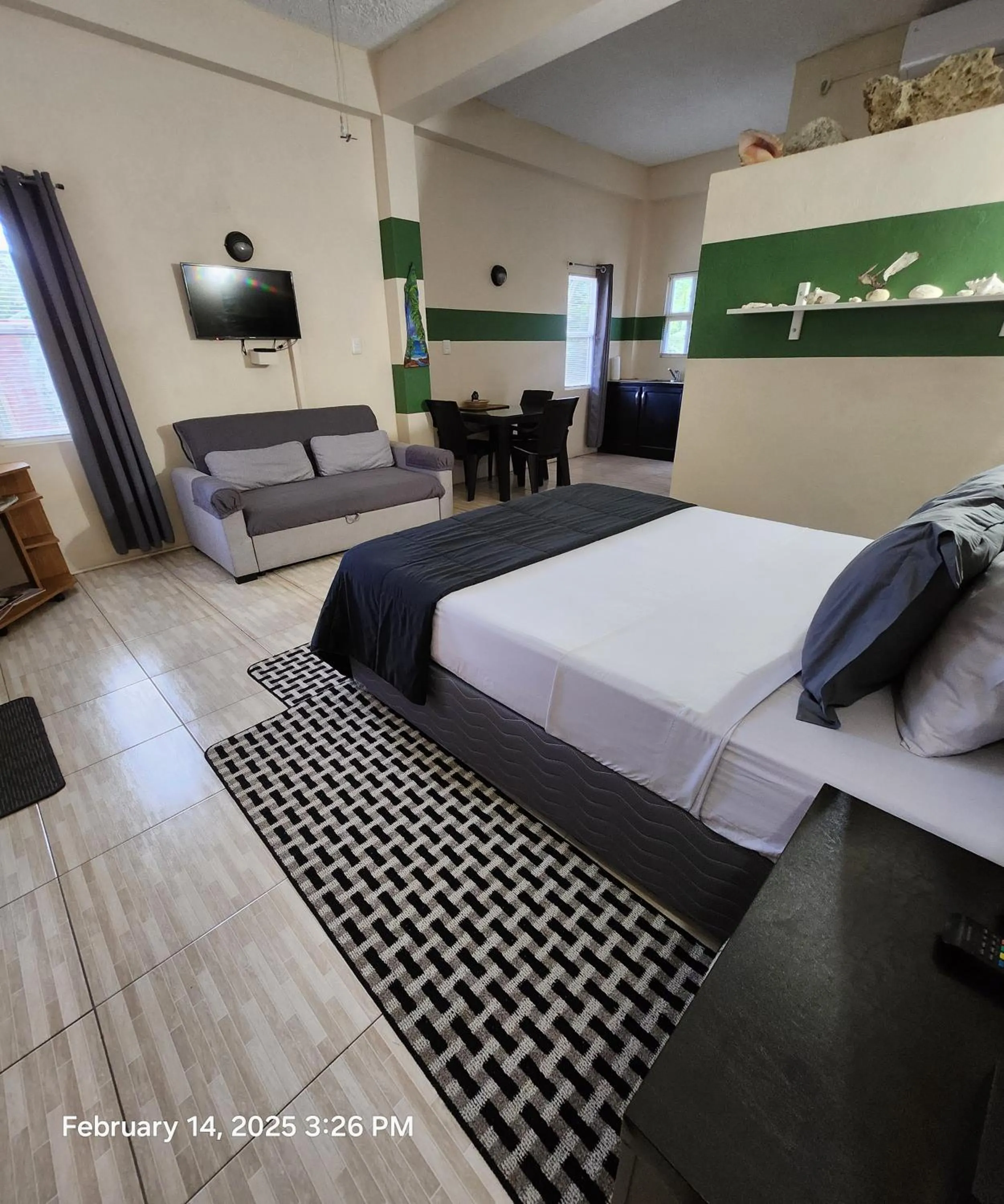 Communal lounge/ TV room, Bed in Carolina Point Resort