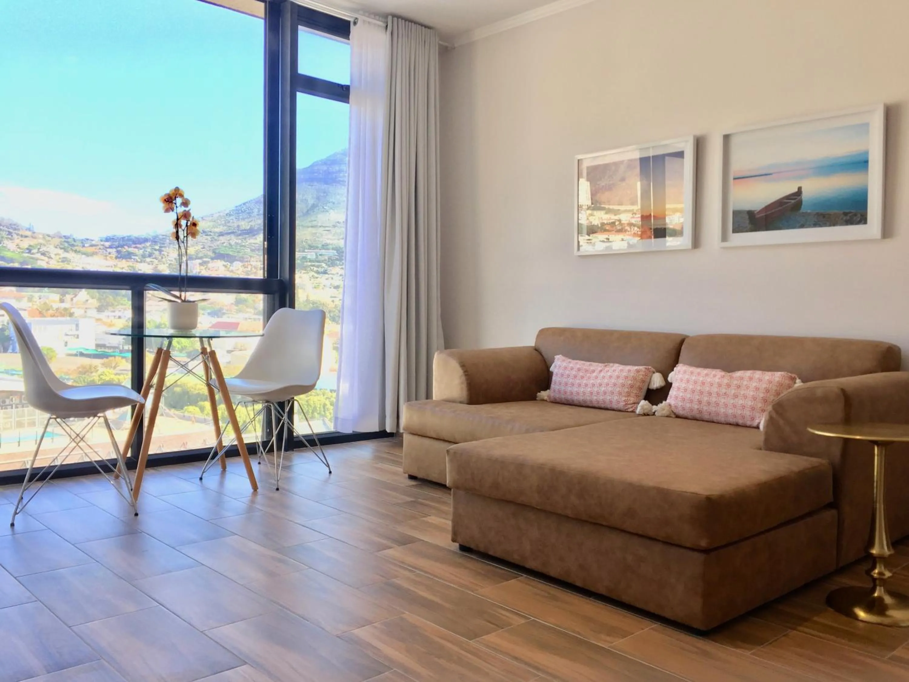 Living room in Urban Oasis At The Four Seasons