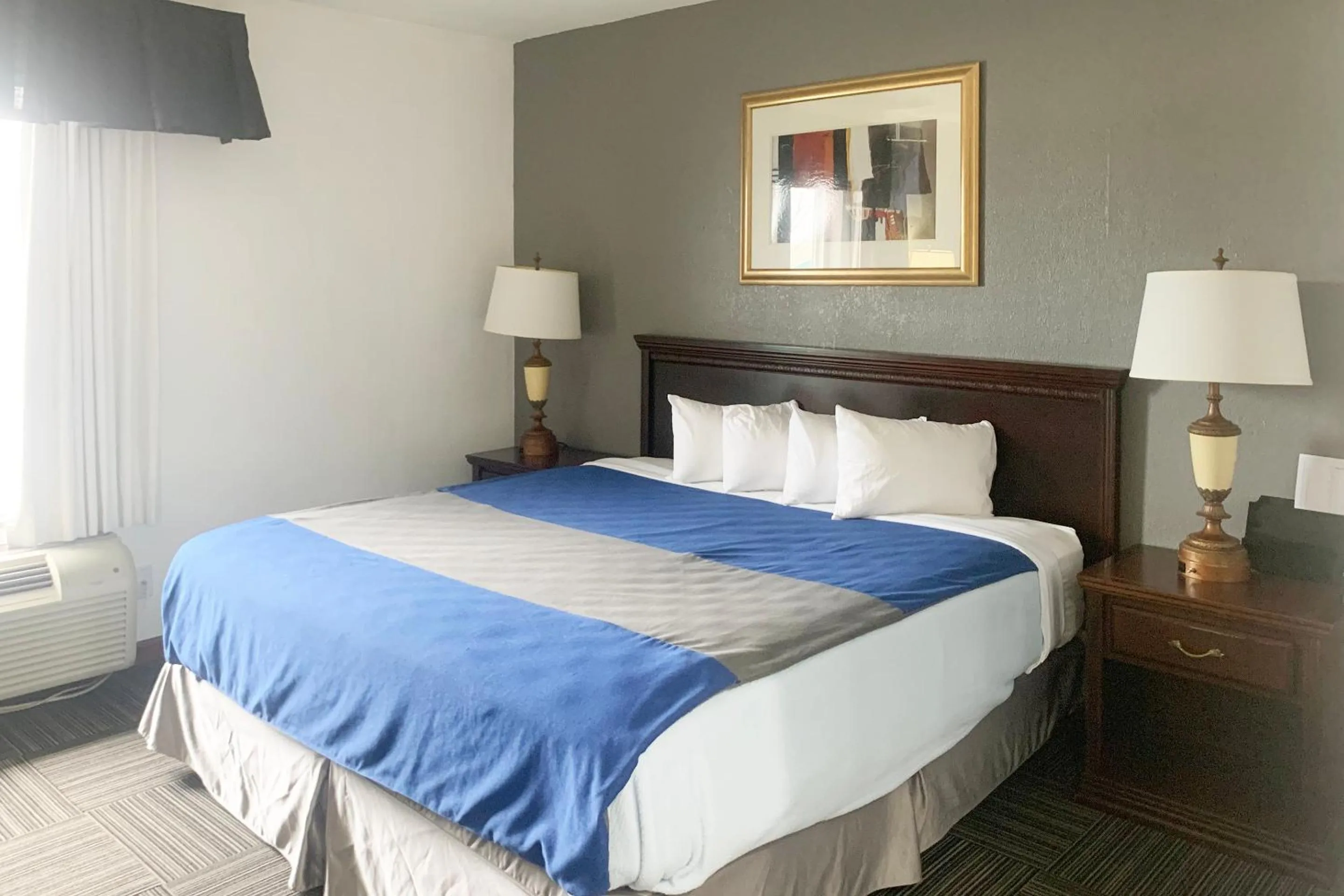 Bedroom in Lakeview Inn