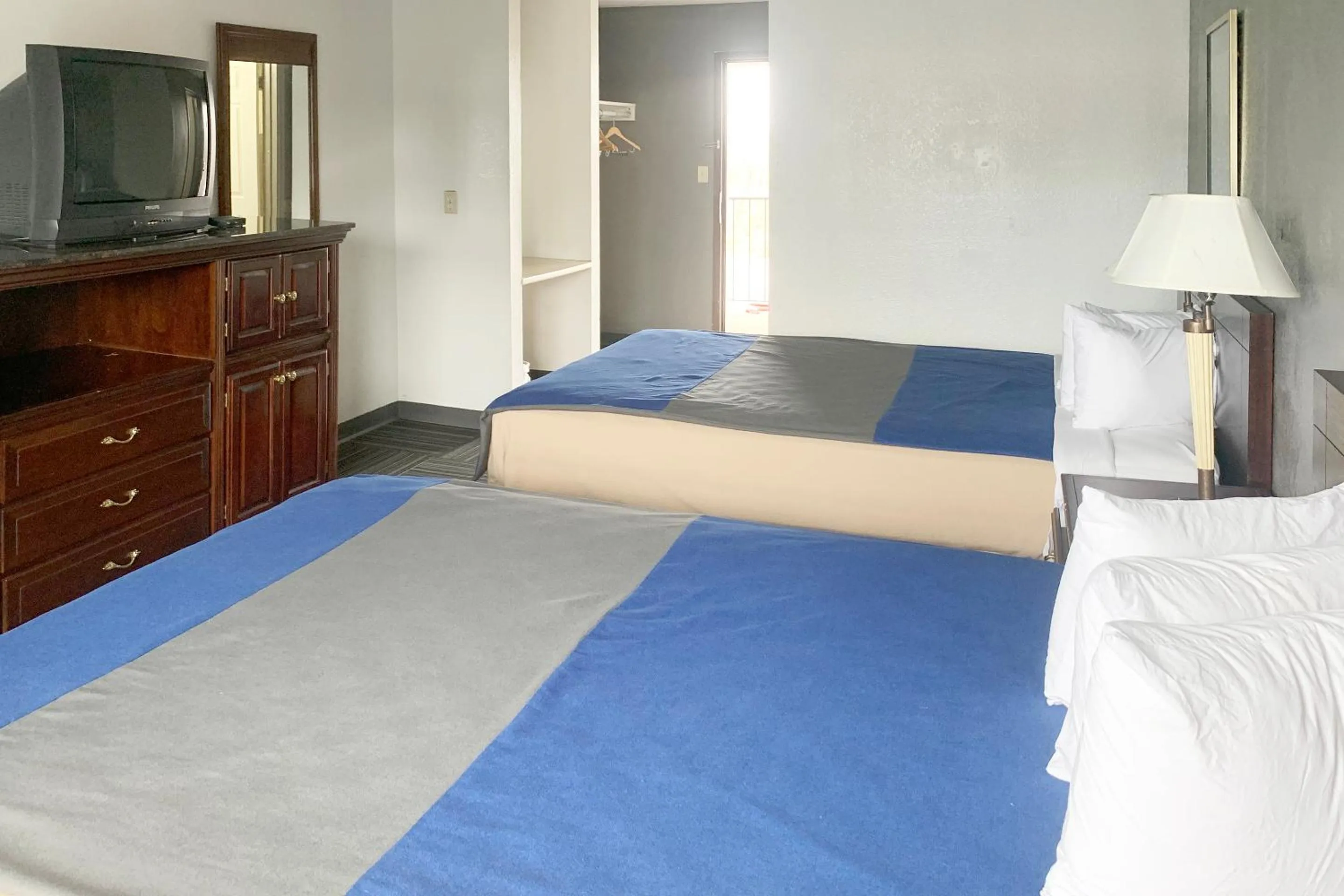 Bedroom in Lakeview Inn