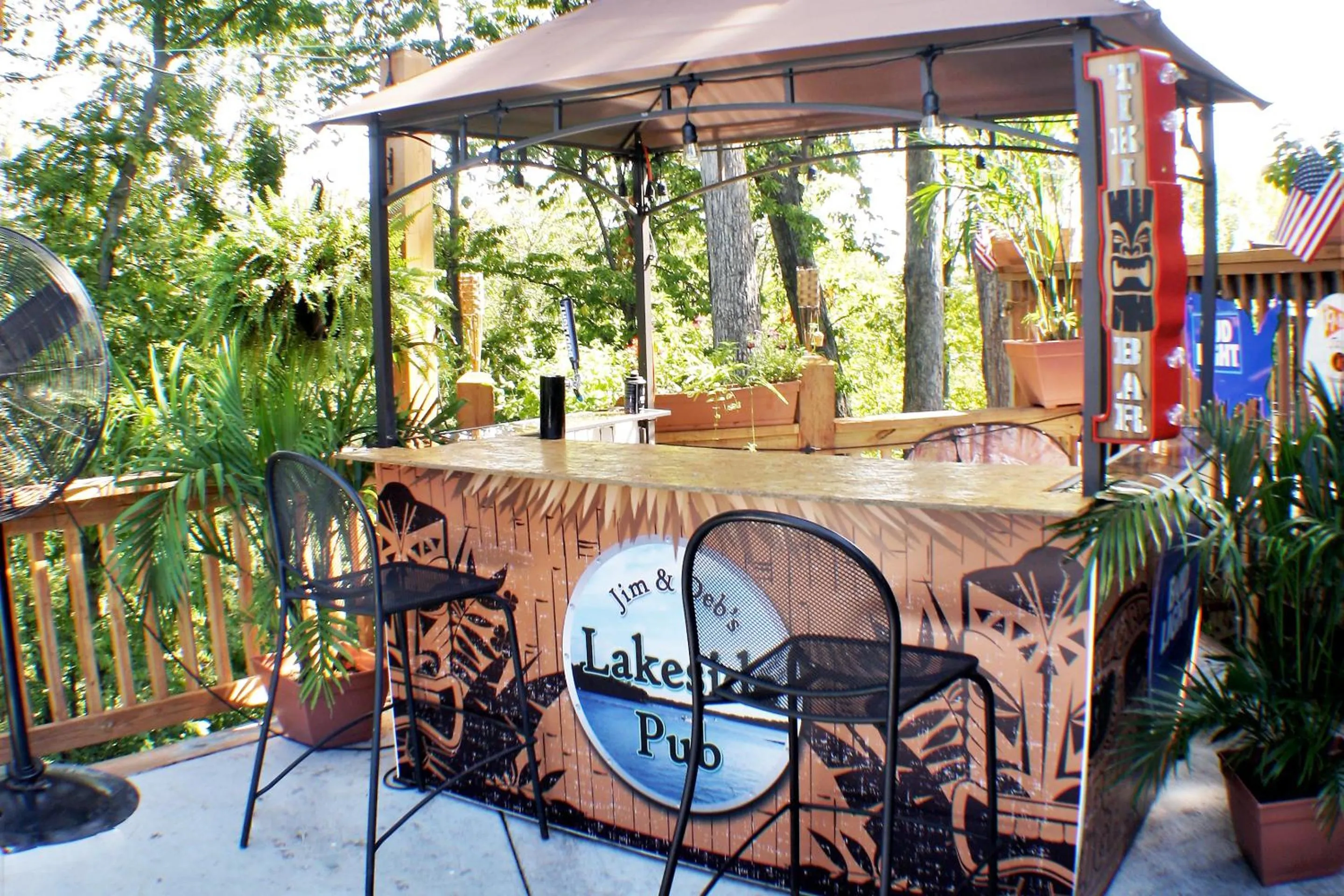 Lounge or bar in Lakeview Inn