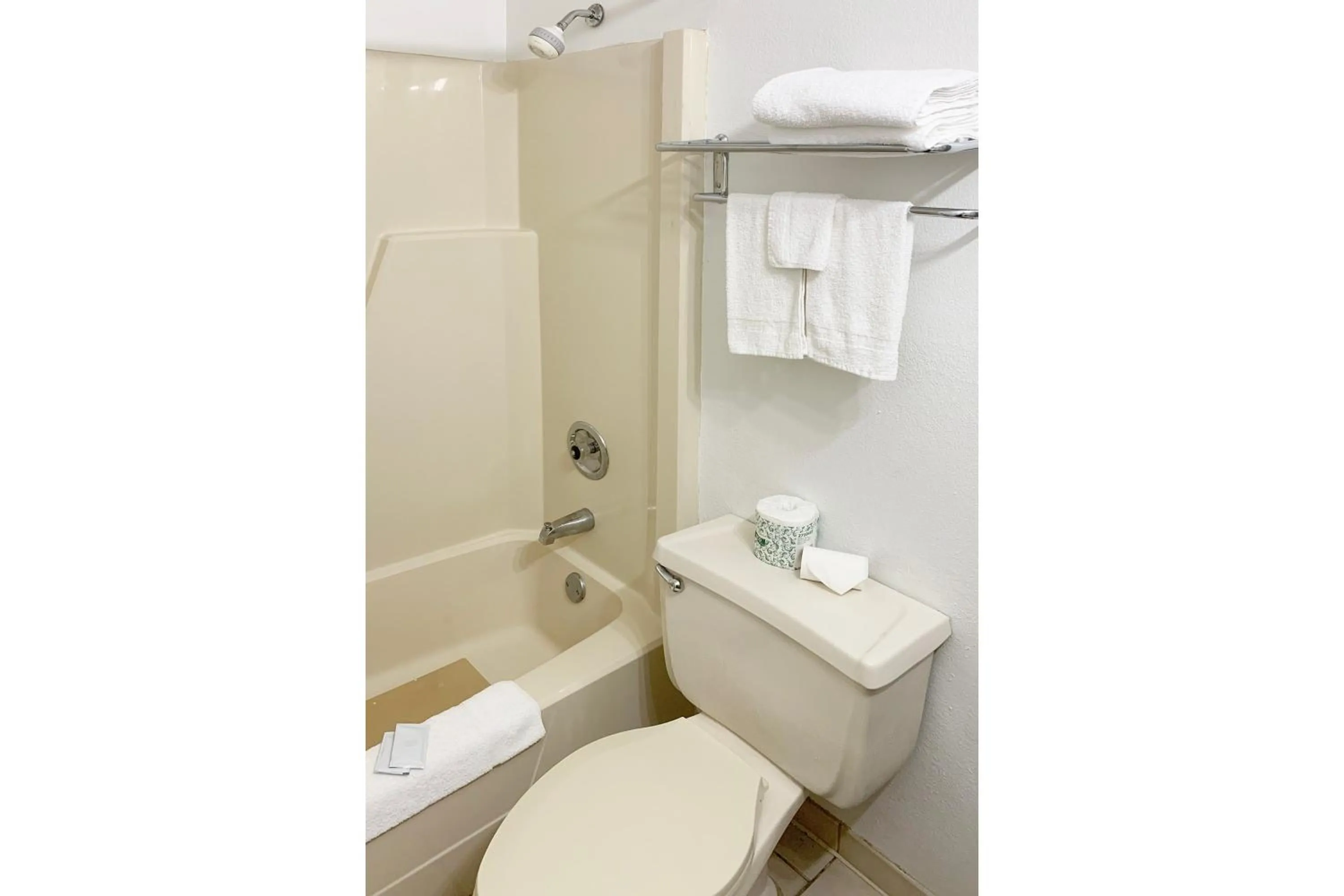 Bathroom in Lakeview Inn