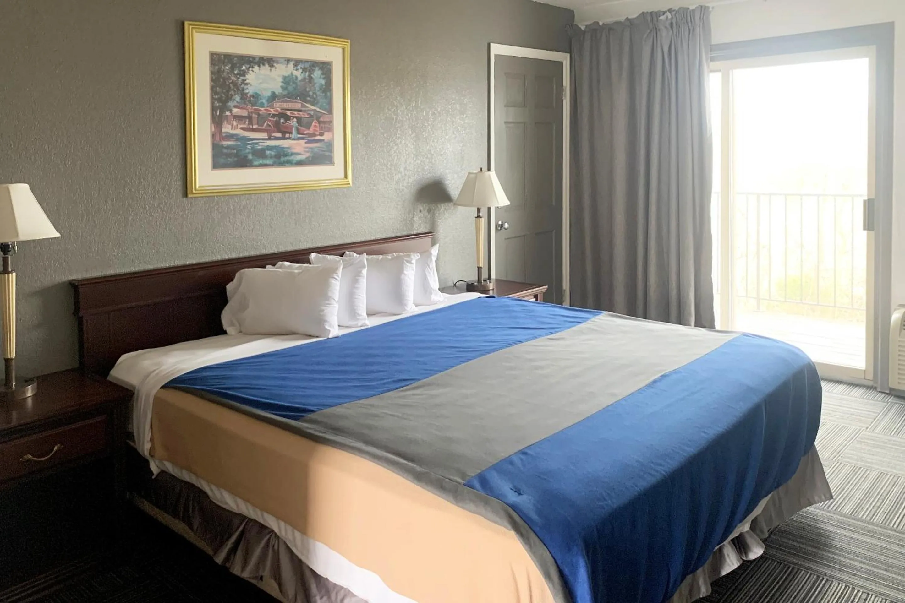 Bedroom in Lakeview Inn