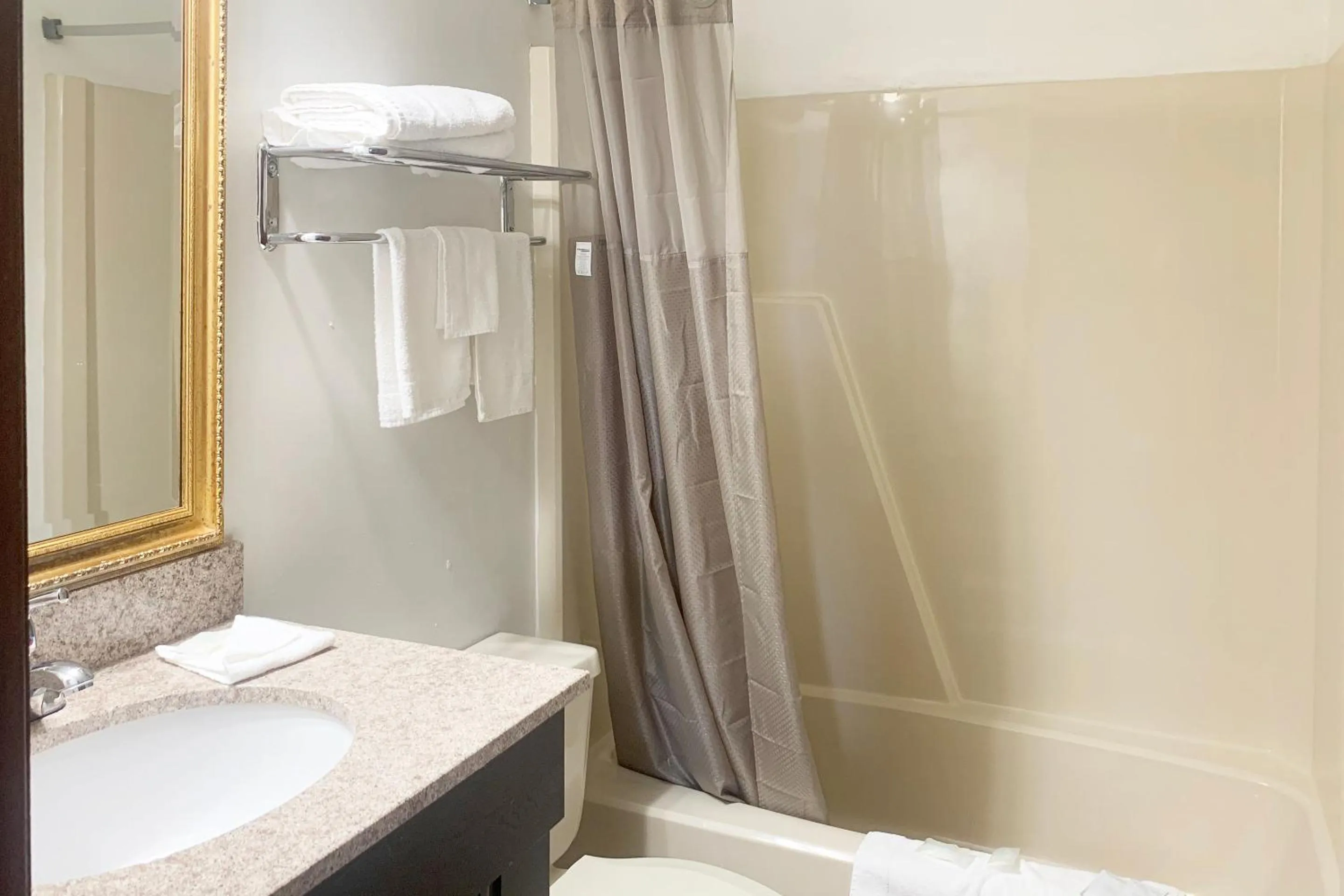 Bathroom in Lakeview Inn