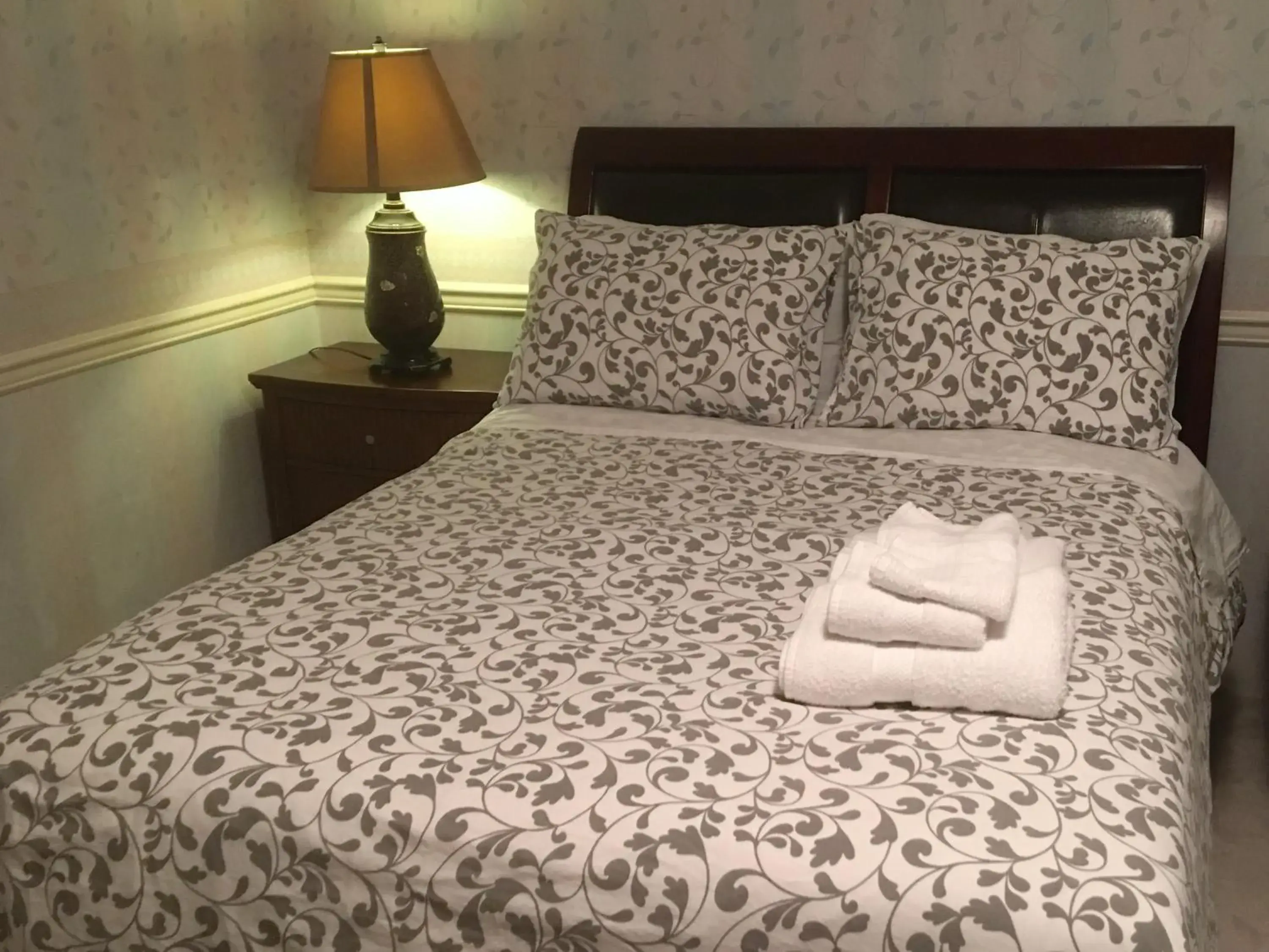 Deluxe Queen Room - single occupancy in Vancouver Homestay Inn Deluxe Queen Room - single occupancy in Vancouver Homestay Inn