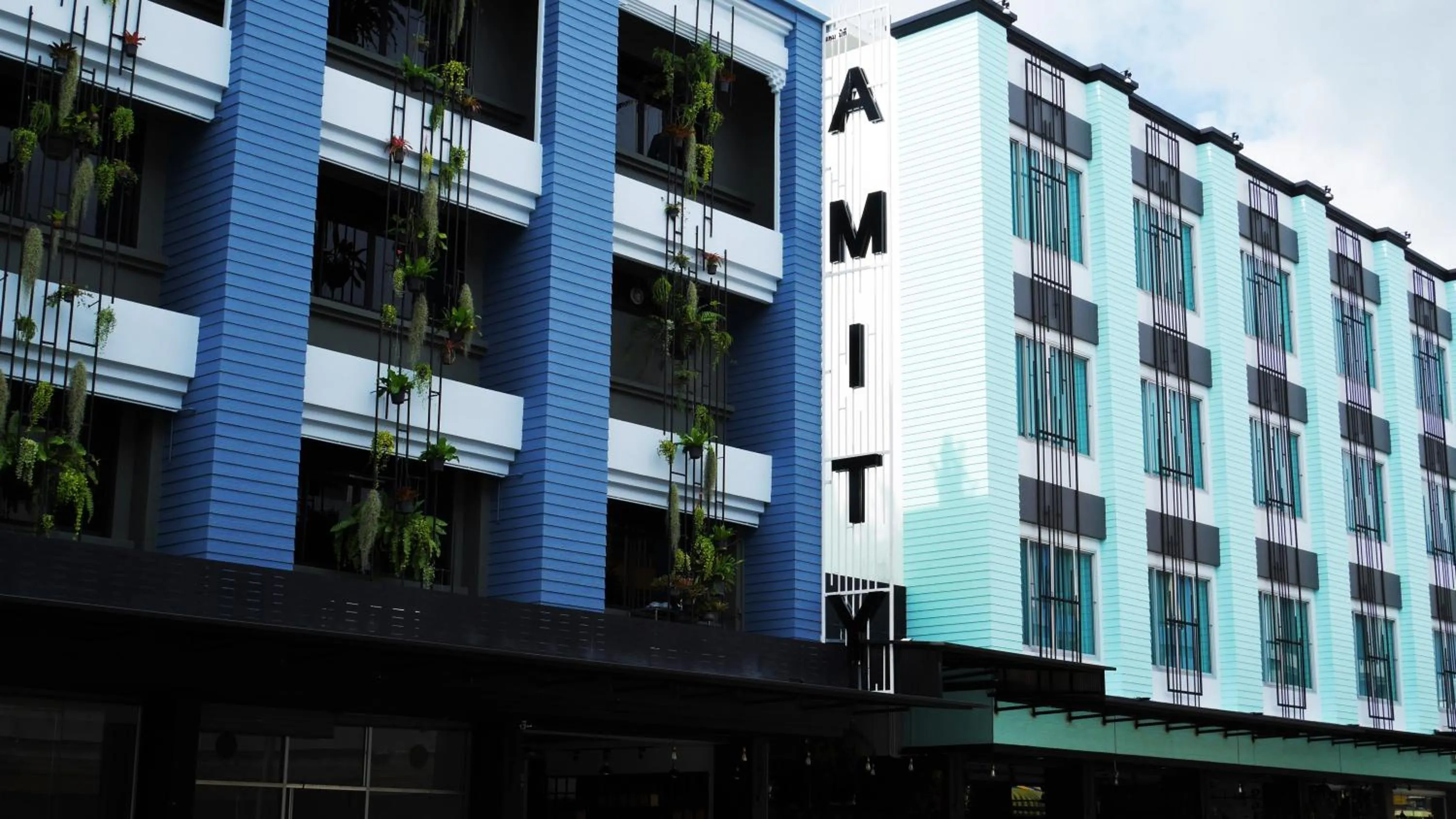 Facade/entrance in Amity Poshtel