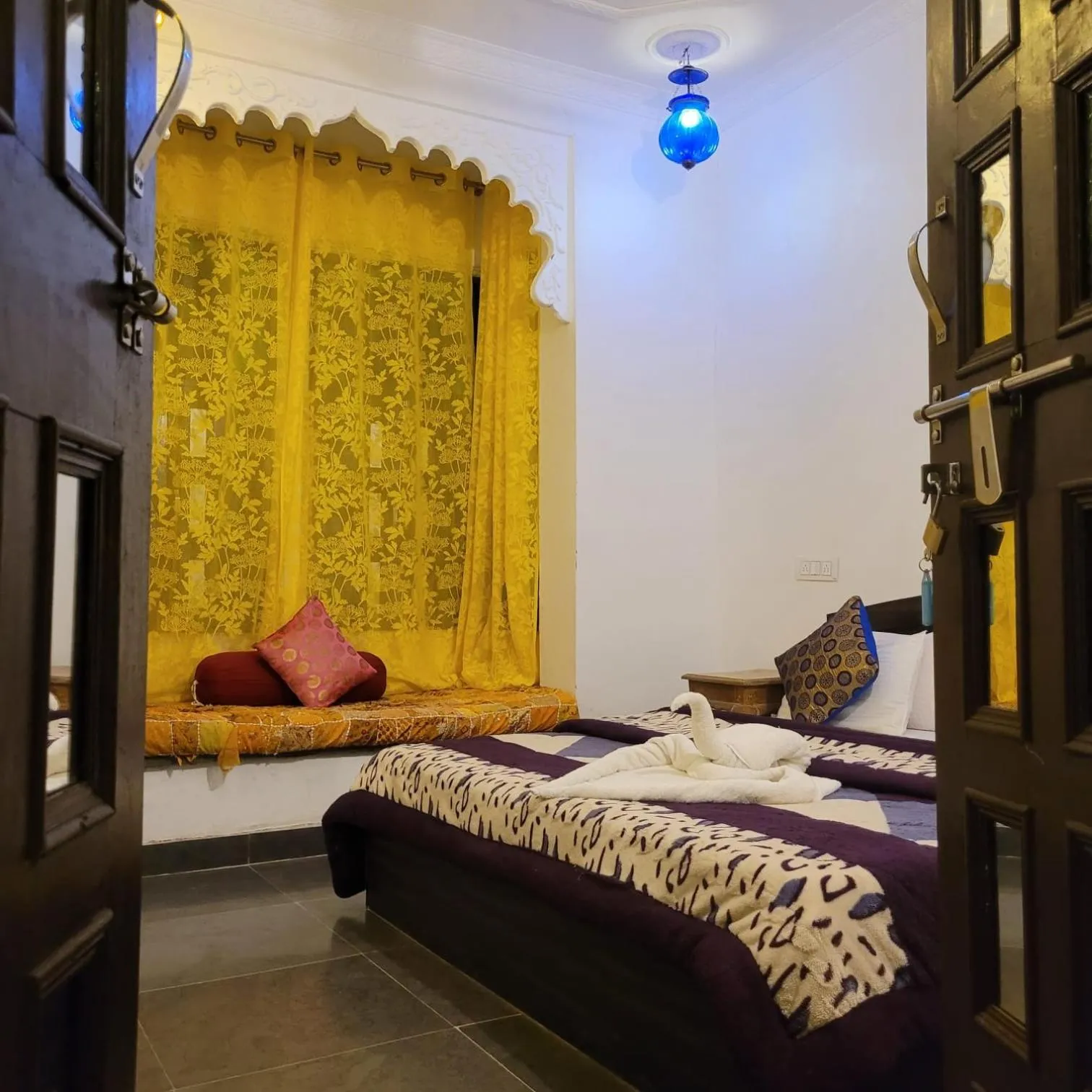 Bed in Hotel Bundi House
