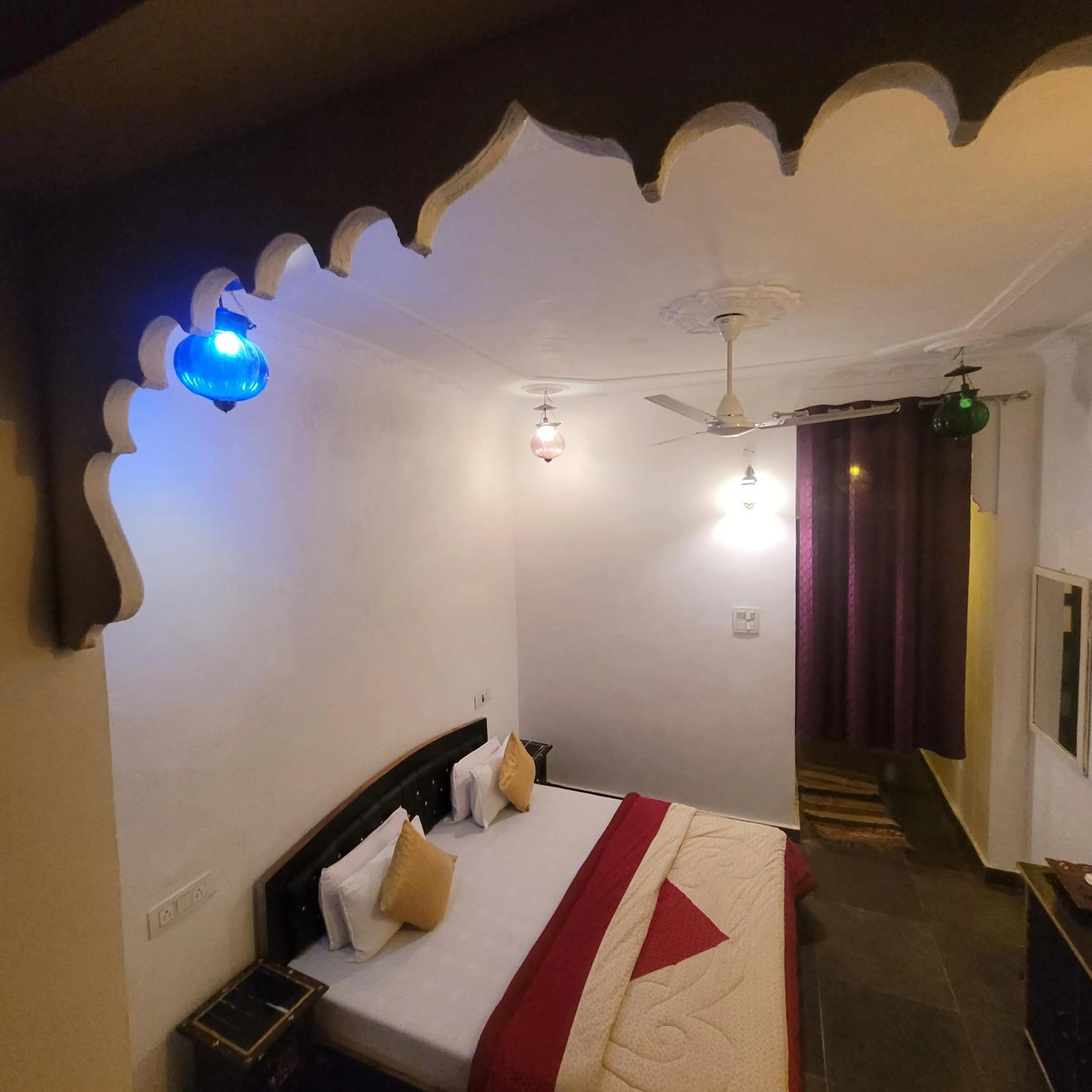 Bed in Hotel Bundi House