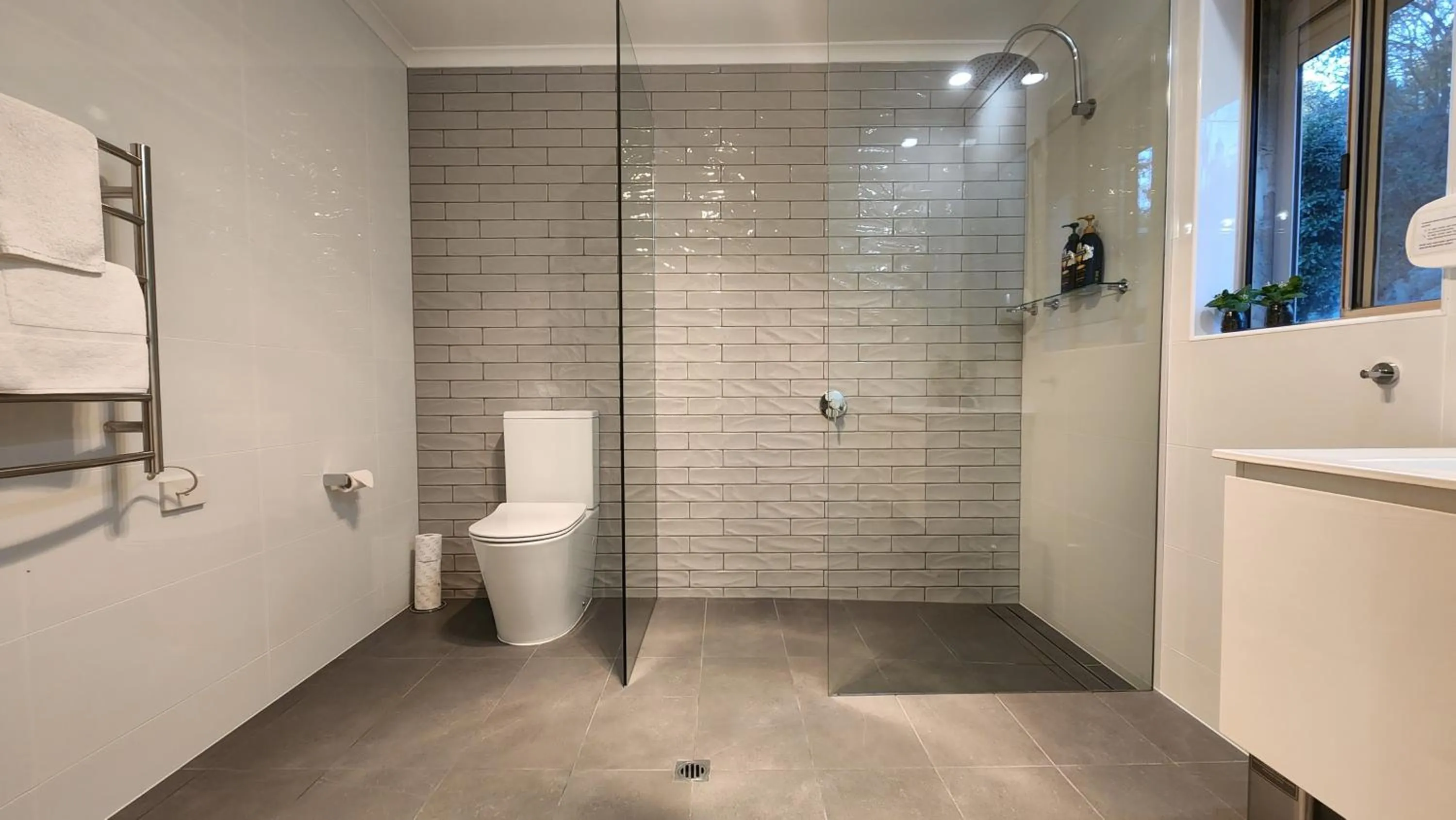 Shower in Riesling Trail & Clare Valley Cottages