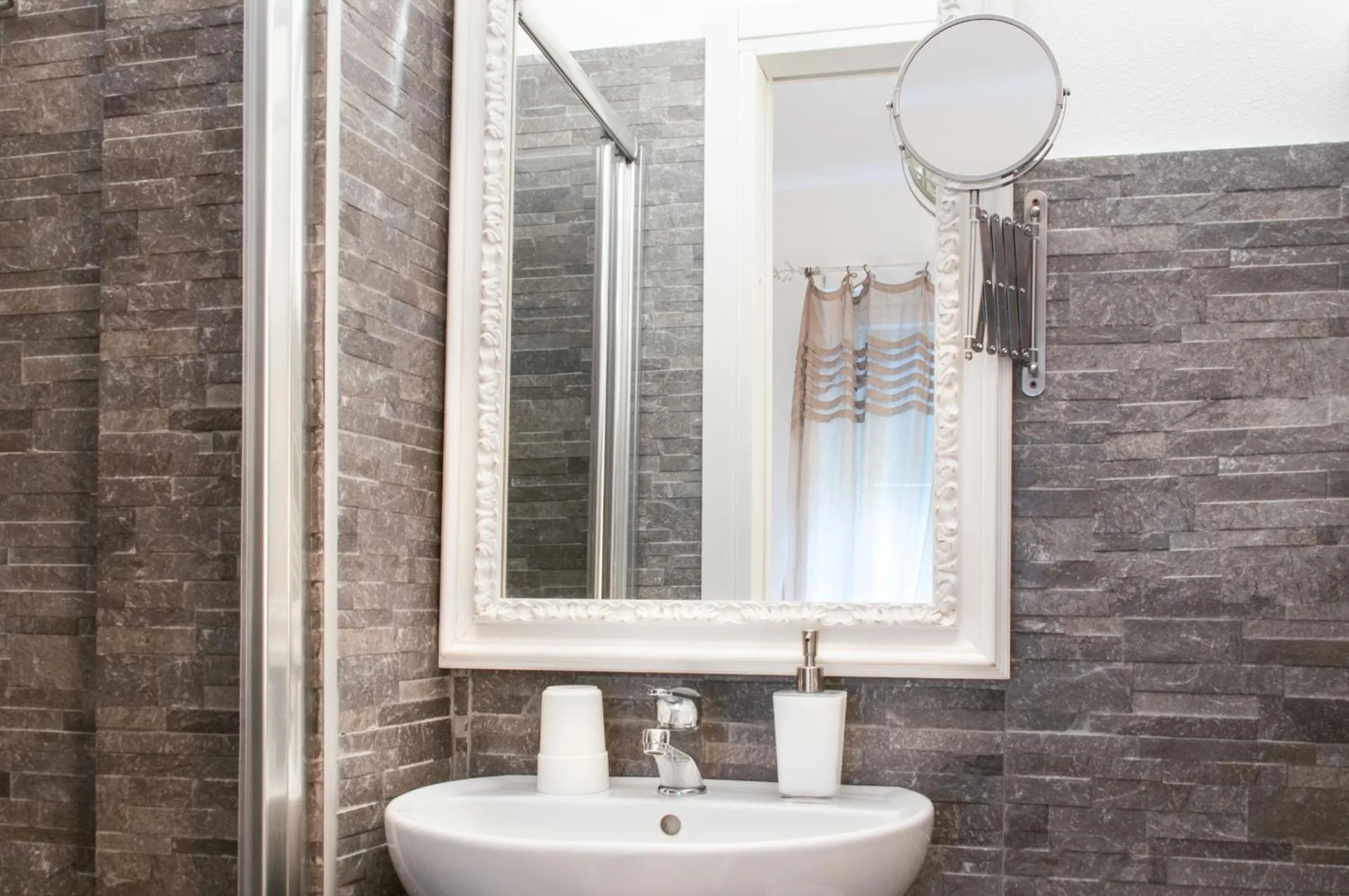 Bathroom in Gian Paul Hotel