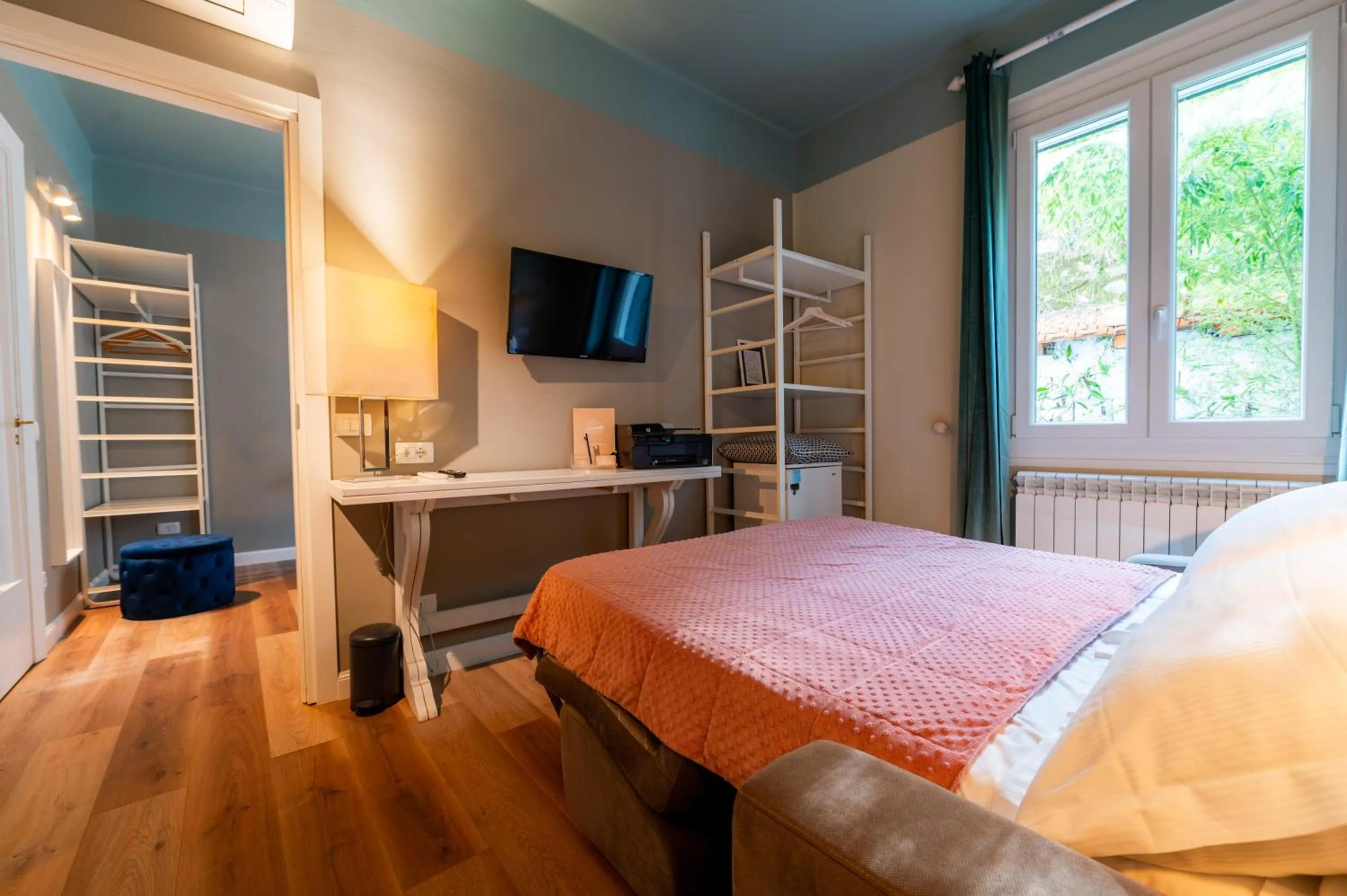 Living room, Bed in Gian Paul Hotel