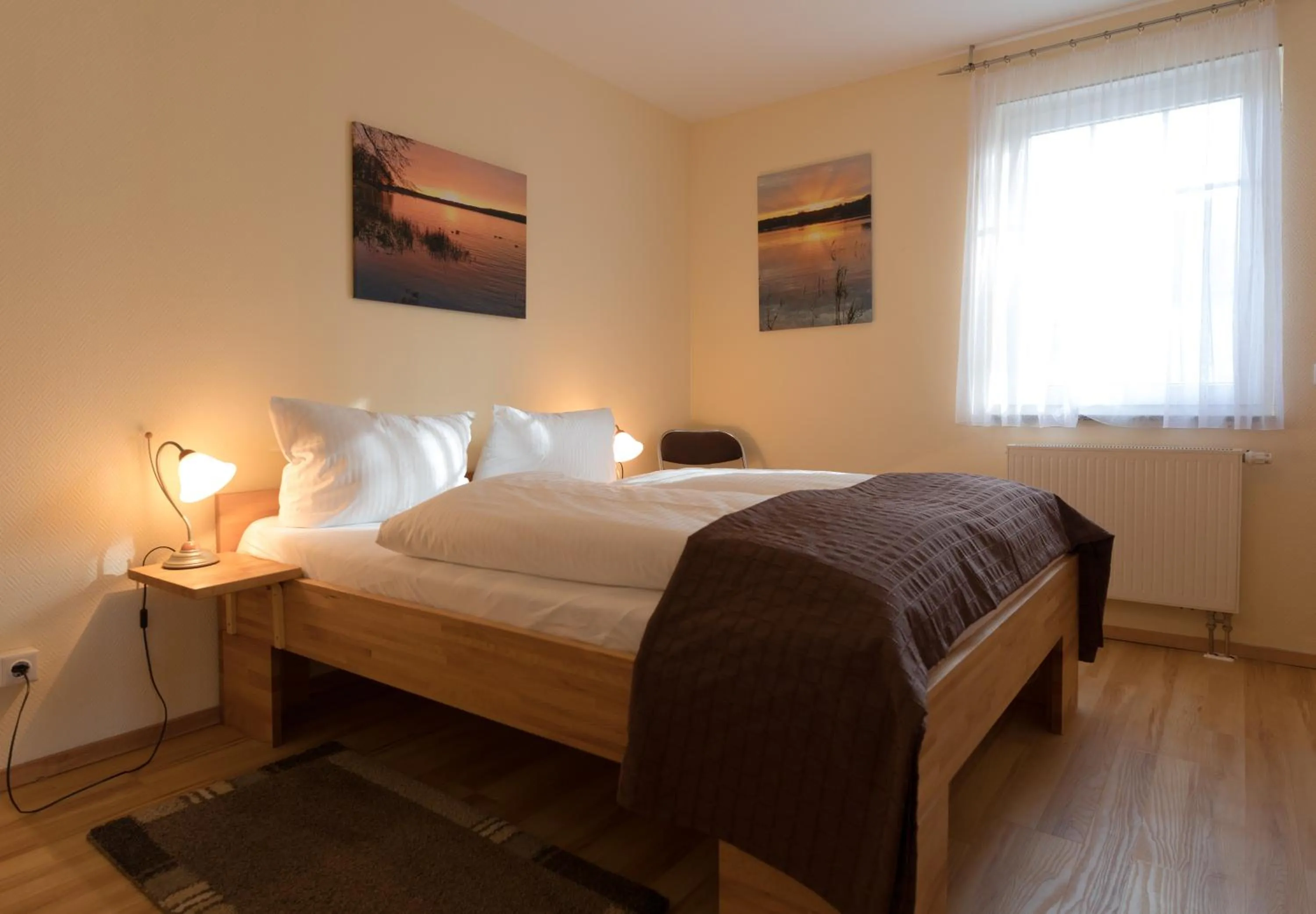 Bedroom, Bed in Ferienwohnung Ursula in der Villa zum Kronprinzen direkt gegenüber der Saarow Therme