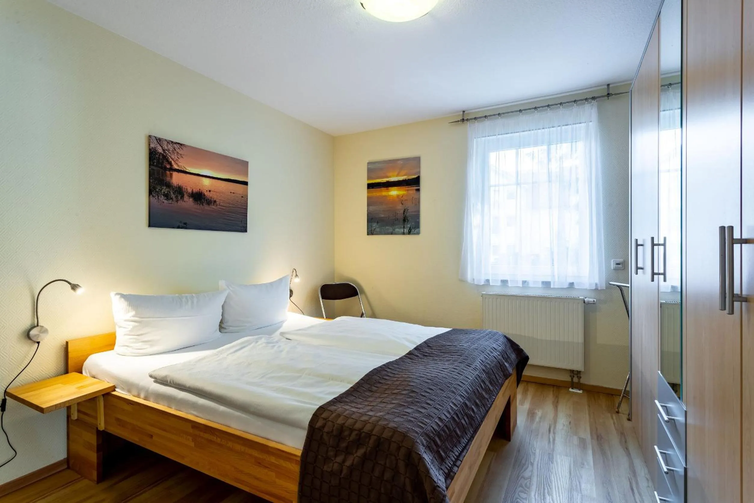 Bedroom, Bed in Ferienwohnung Ursula in der Villa zum Kronprinzen direkt gegenüber der Saarow Therme