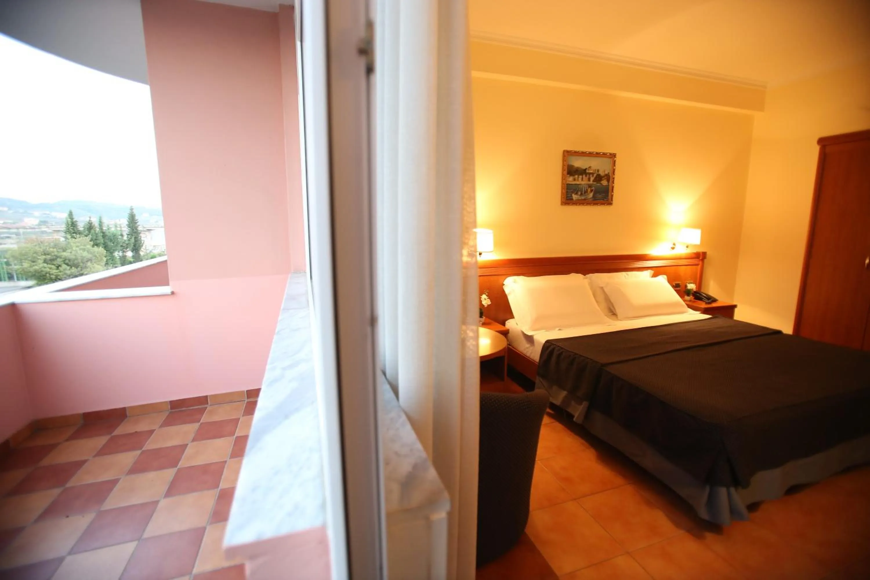 Balcony/Terrace, Bed in Hotel Continental