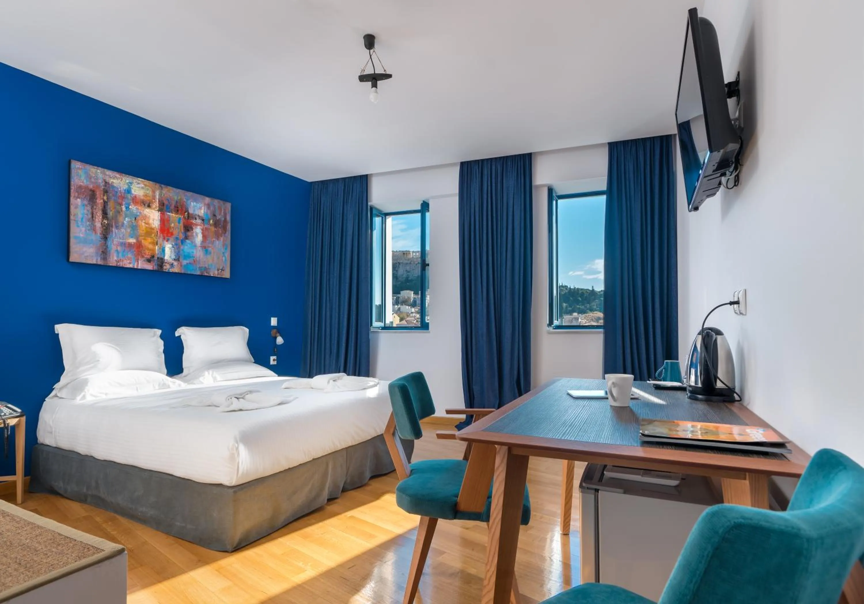 Communal lounge/ TV room, Bed in Lotus Inn