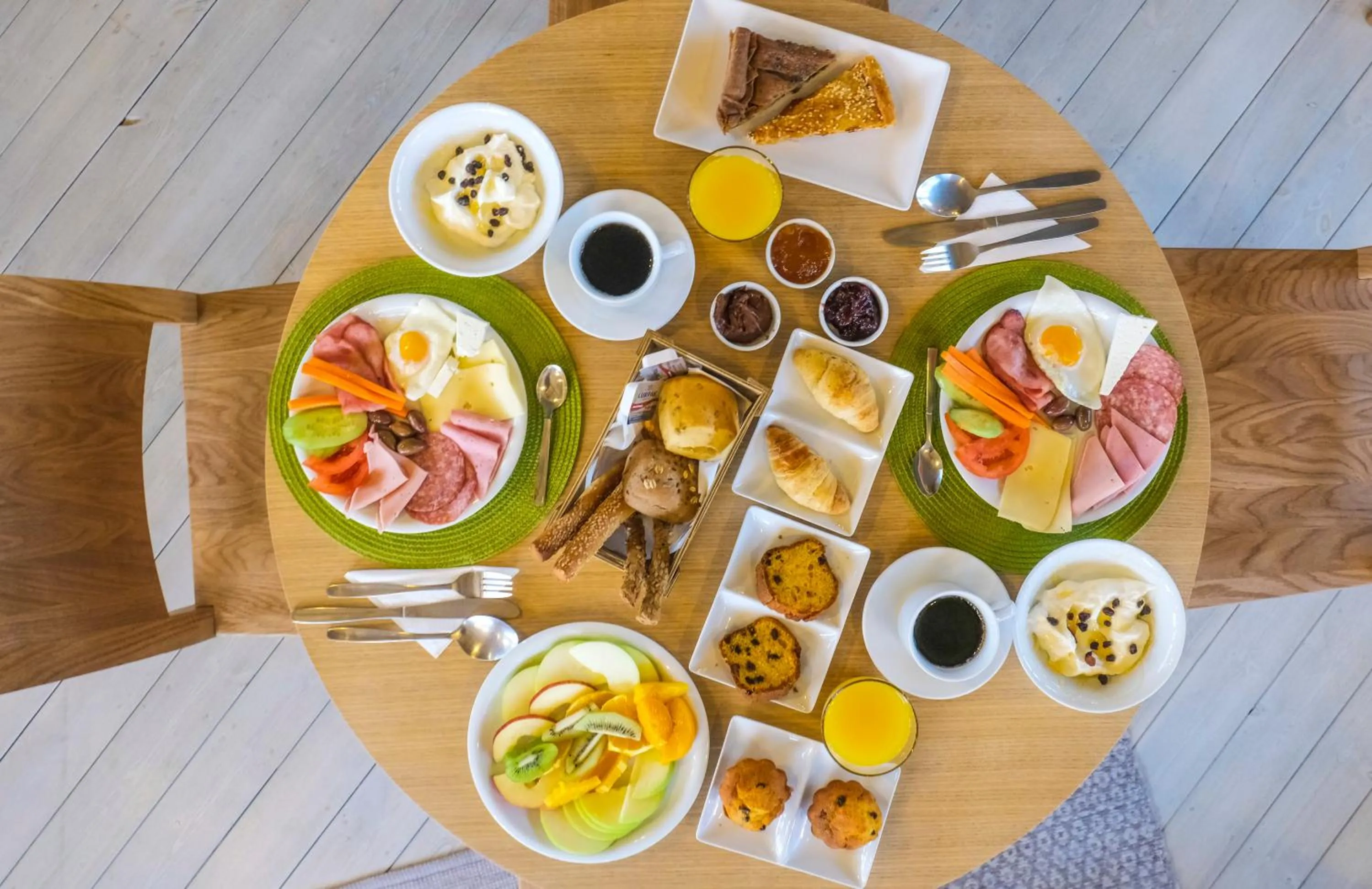 Restaurant/places to eat in Lotus Inn