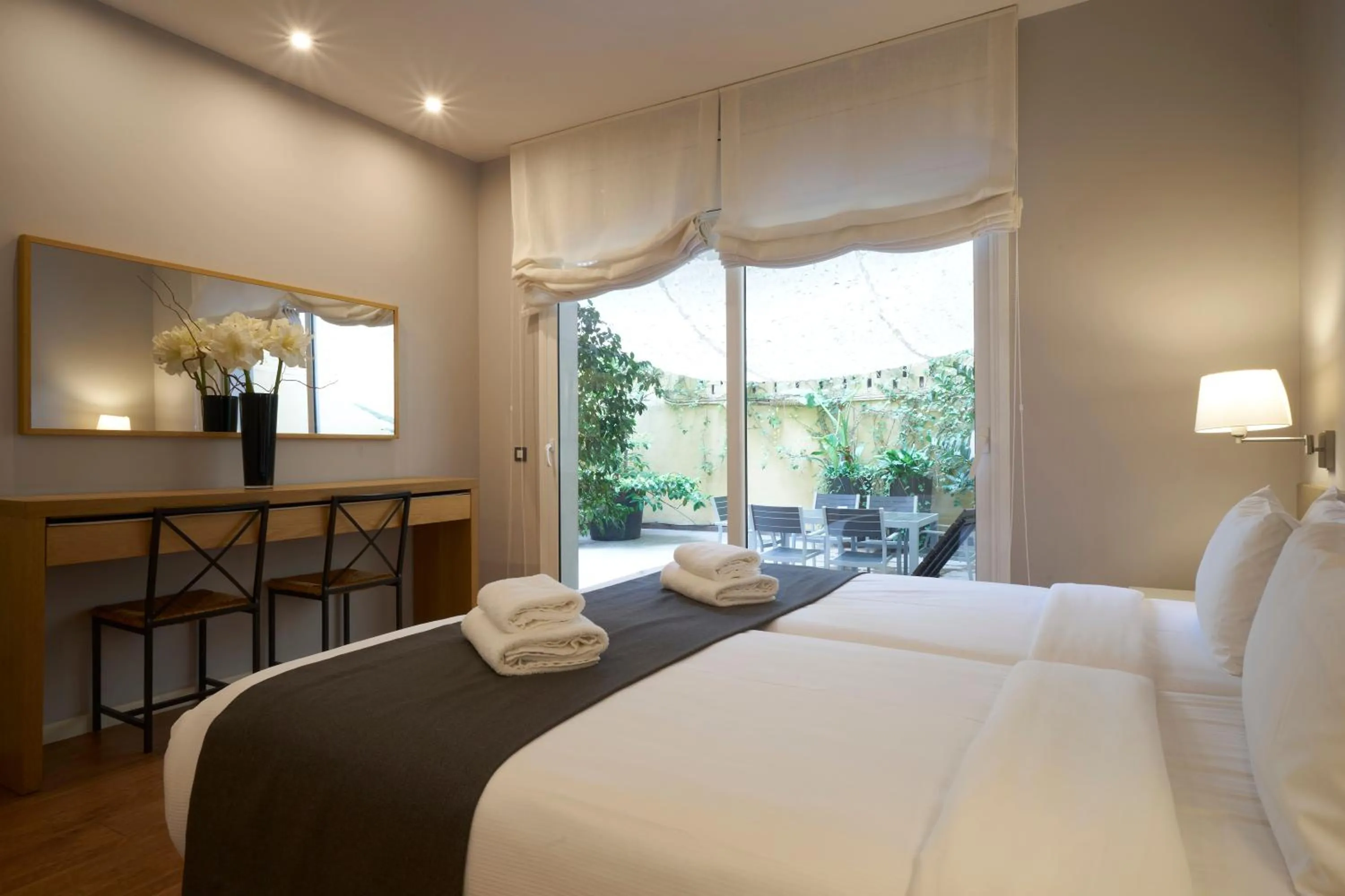 Patio, Bed in Bonavista Apartments - Passeig de Gracia