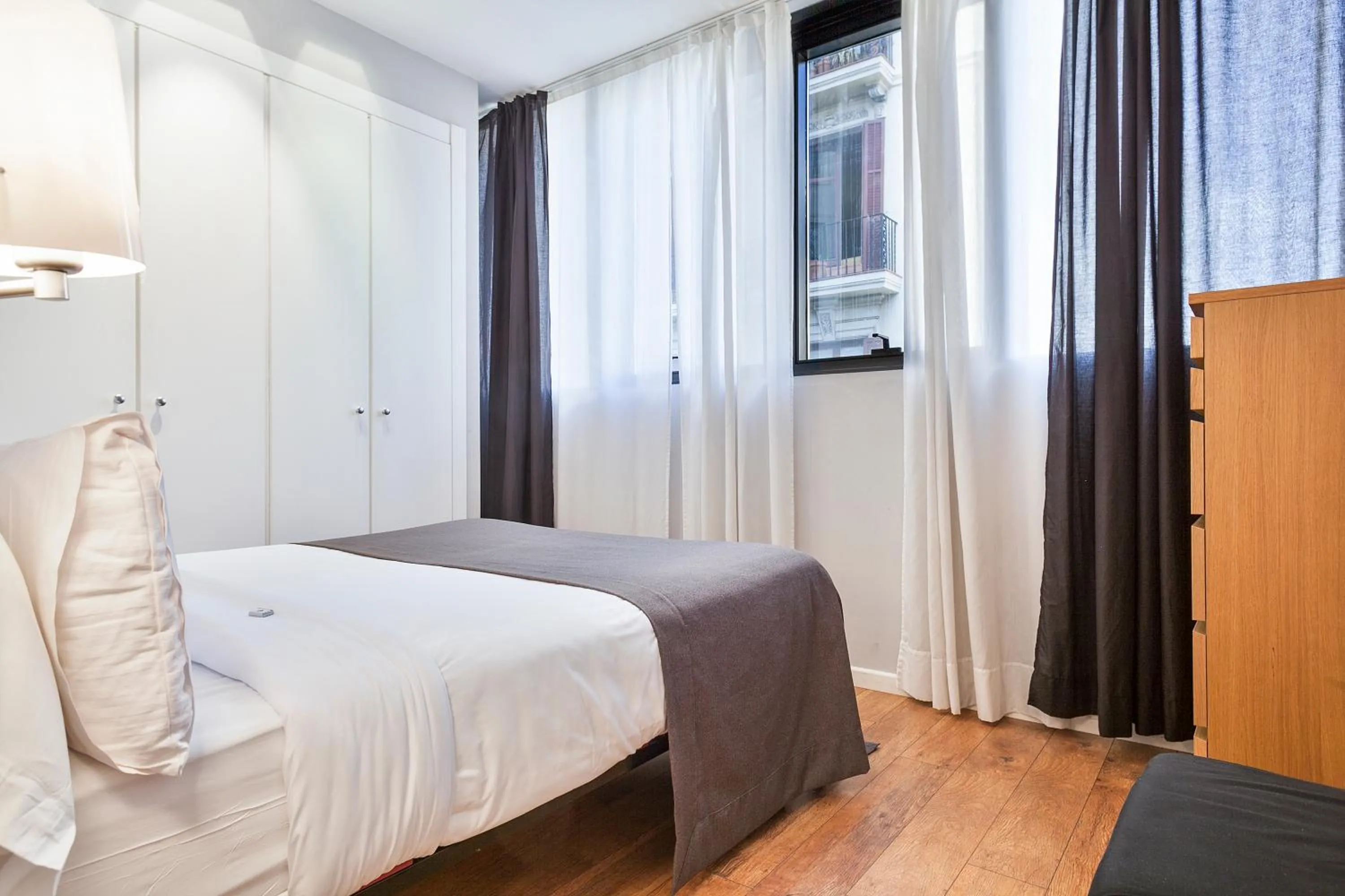 Bedroom, Bed in Bonavista Apartments - Passeig de Gracia