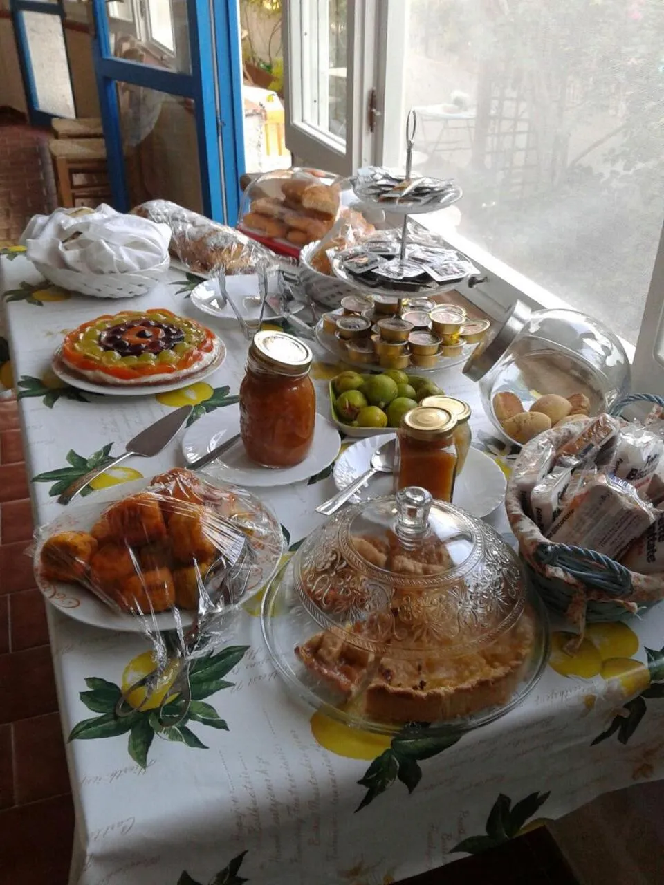 Italian breakfast in La Casa del Limoneto