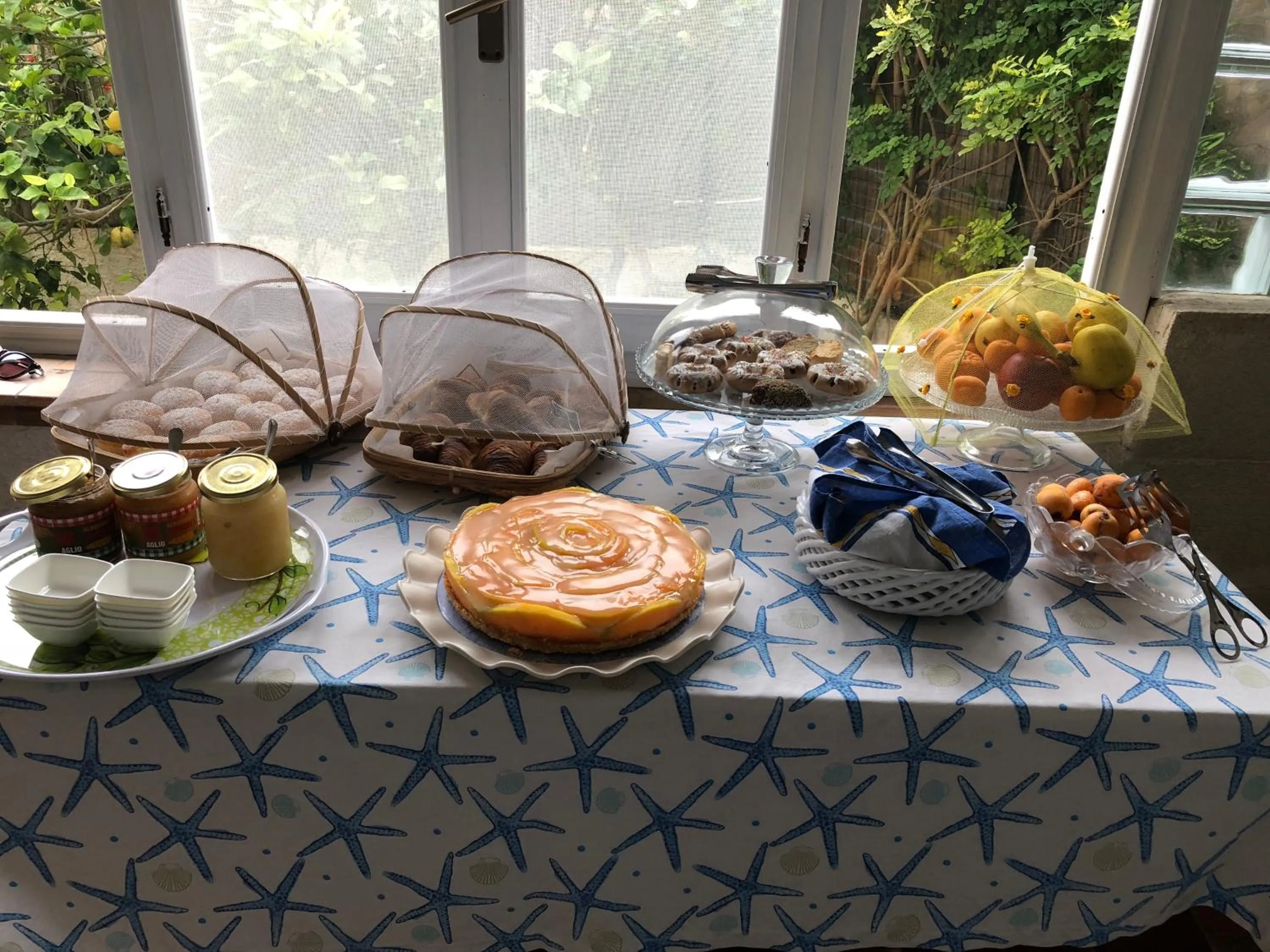 Buffet breakfast in La Casa del Limoneto