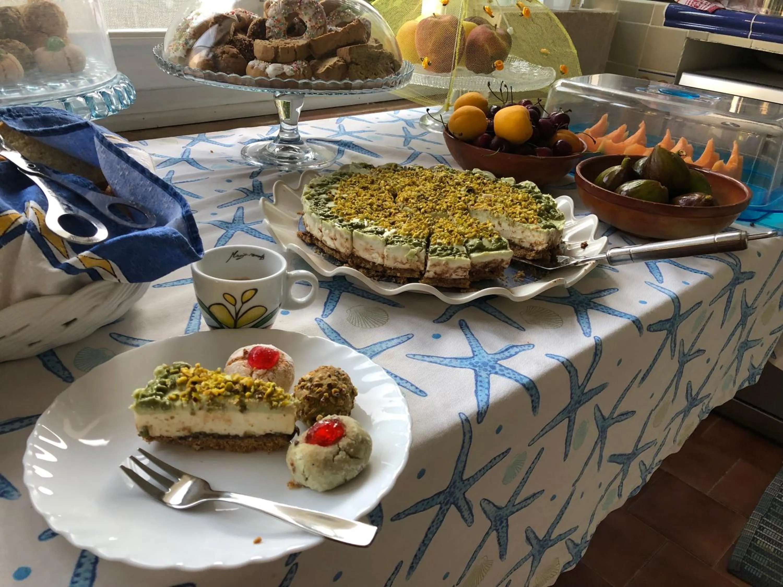 Buffet breakfast in La Casa del Limoneto