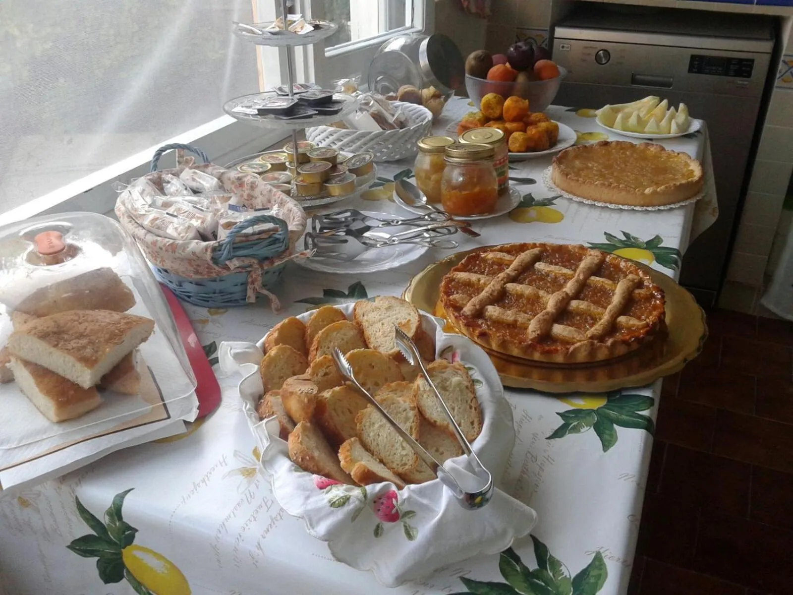 Buffet breakfast in La Casa del Limoneto