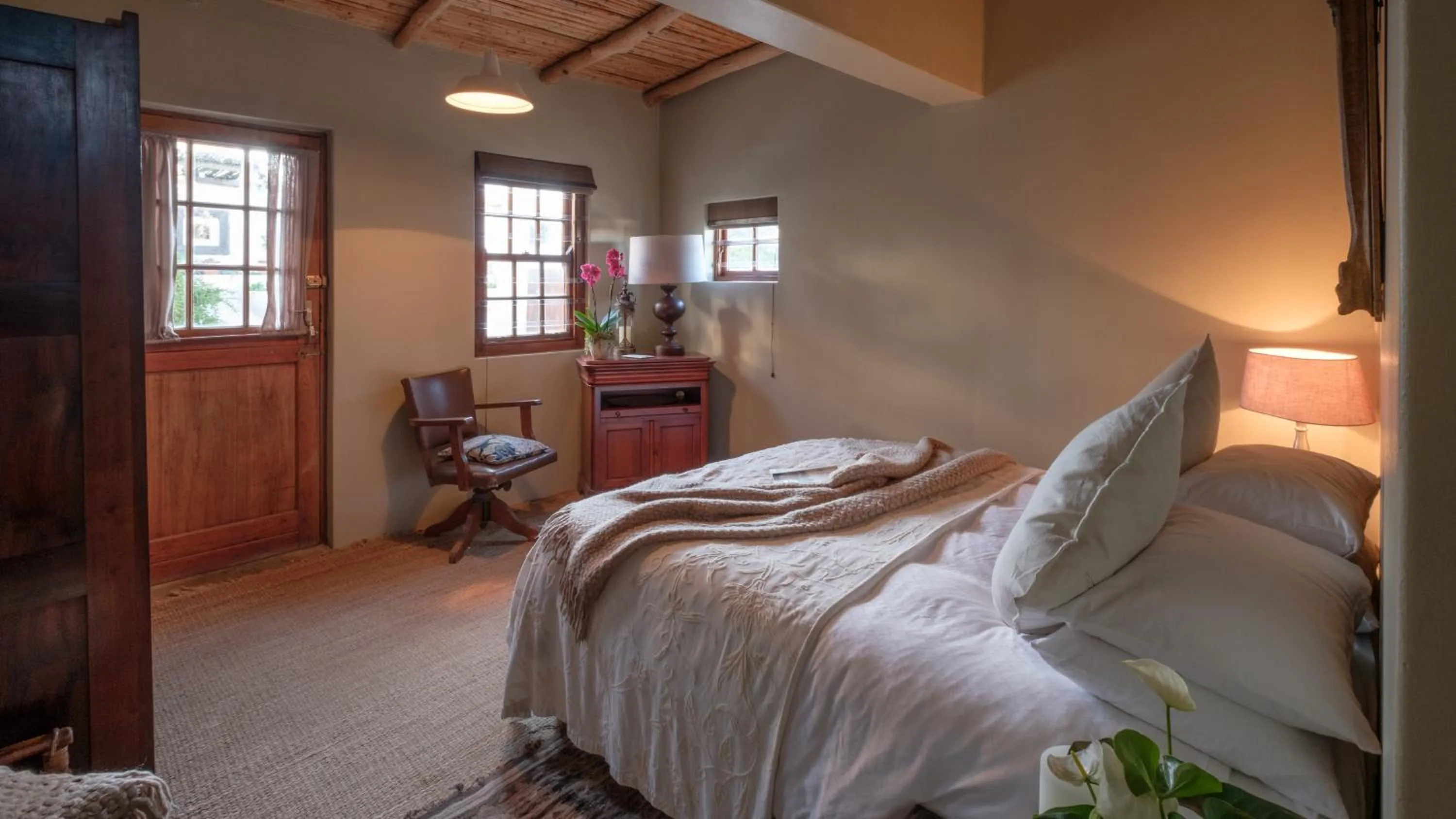 Photo of the whole room, Bed in Smugglers' BnB