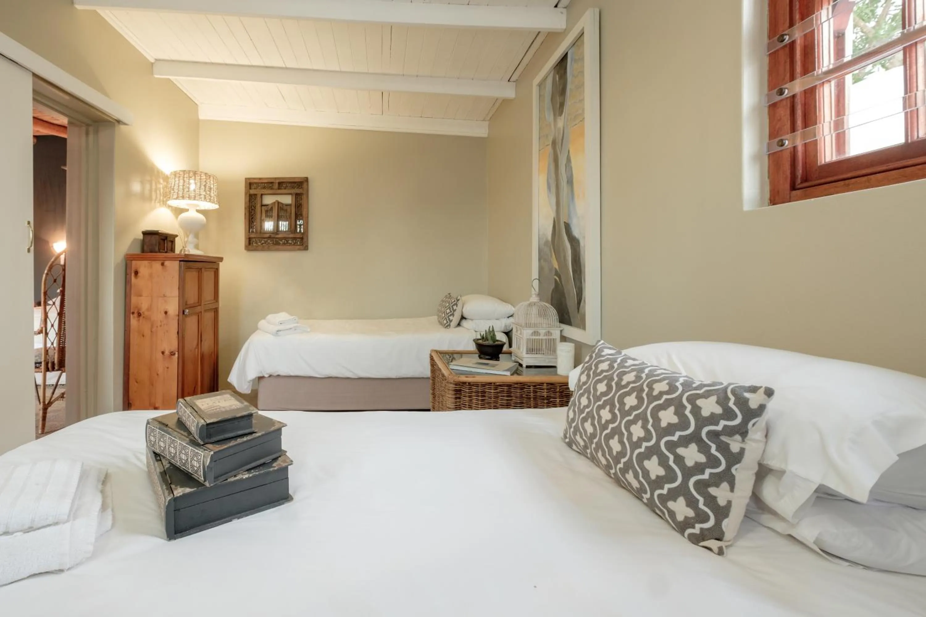 Photo of the whole room, Bed in Smugglers' BnB