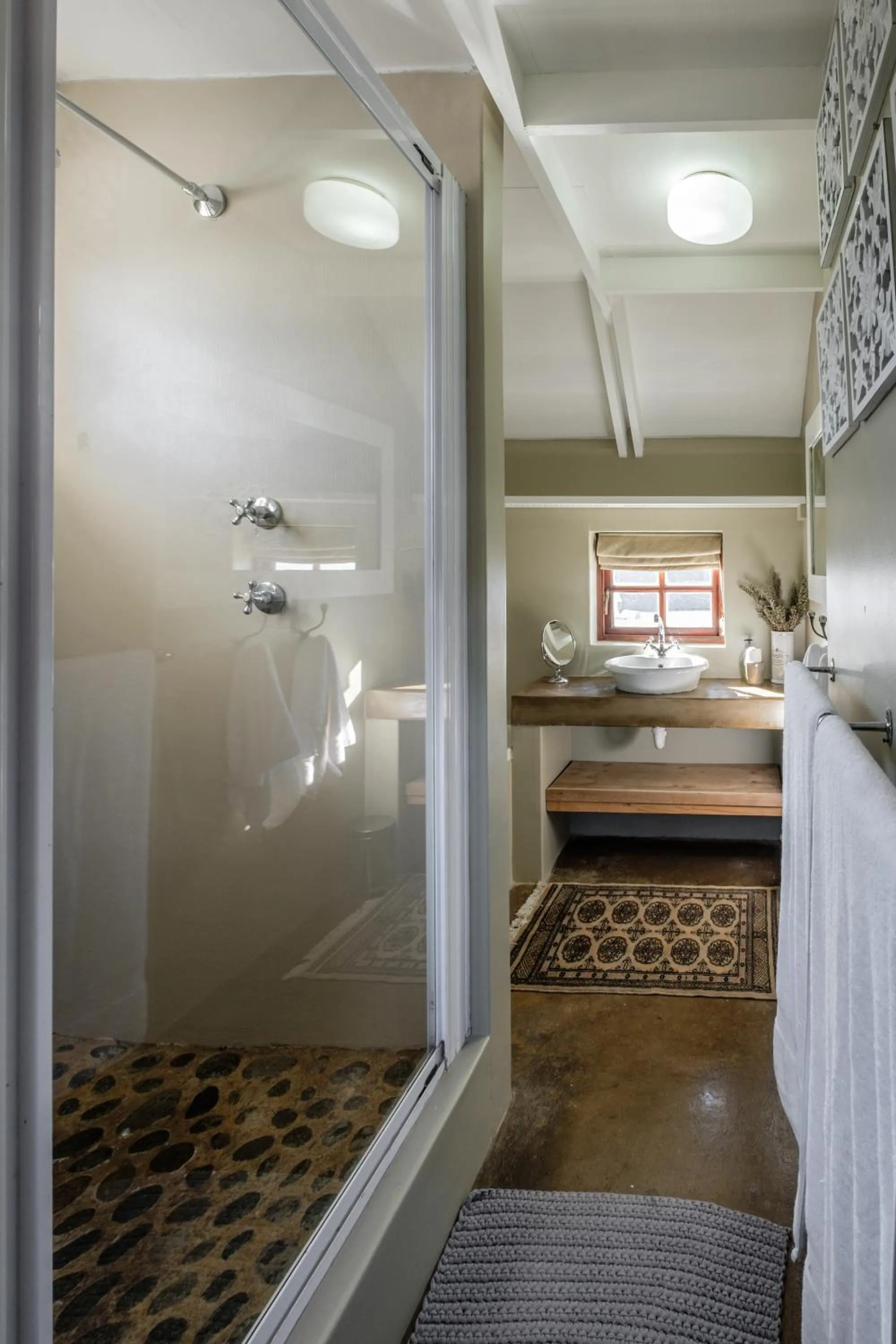 Shower, Bed in Smugglers' BnB