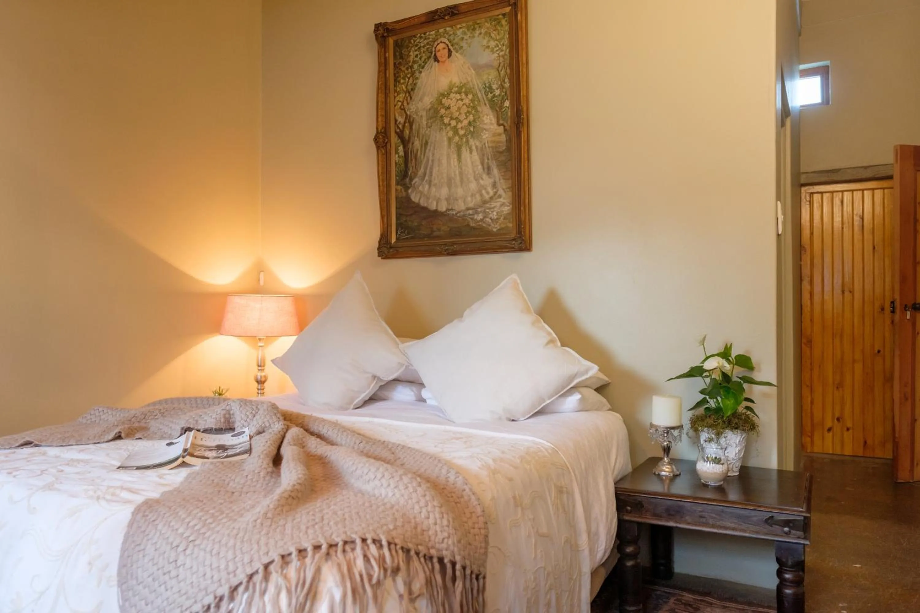 Photo of the whole room, Bed in Smugglers' BnB