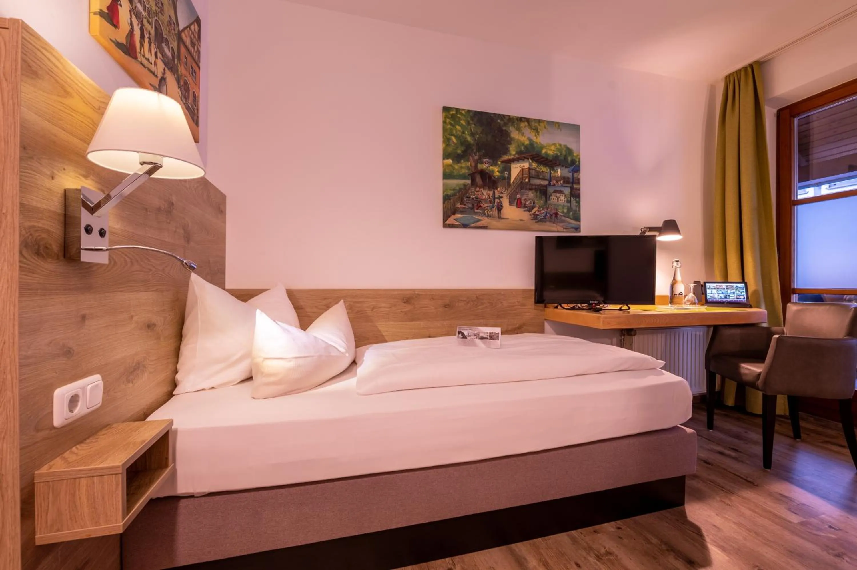 Bed in Zur Post Kümmersbruck Hotel & Tiny Houses