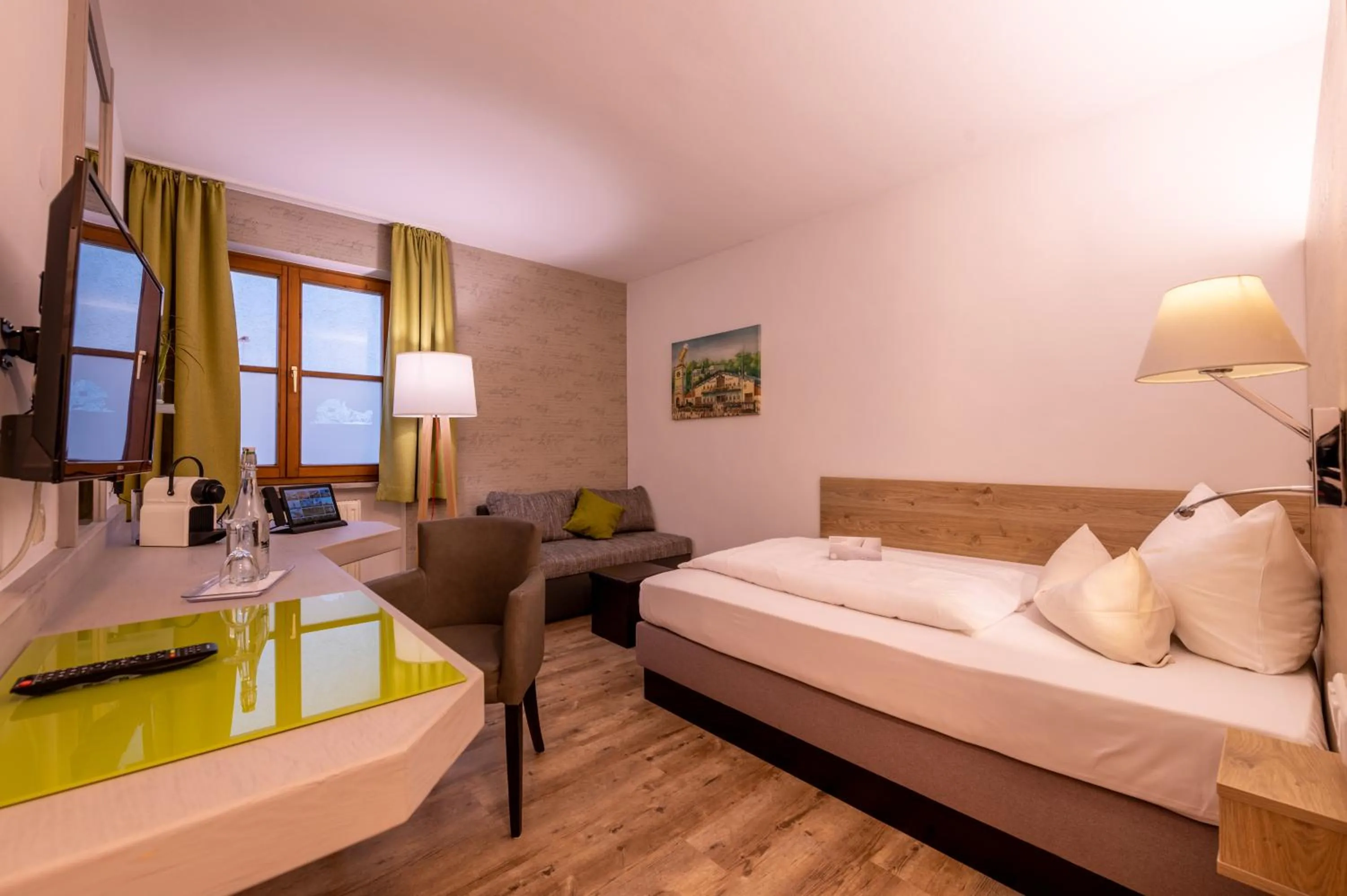 Bed in Zur Post Kümmersbruck Hotel & Tiny Houses