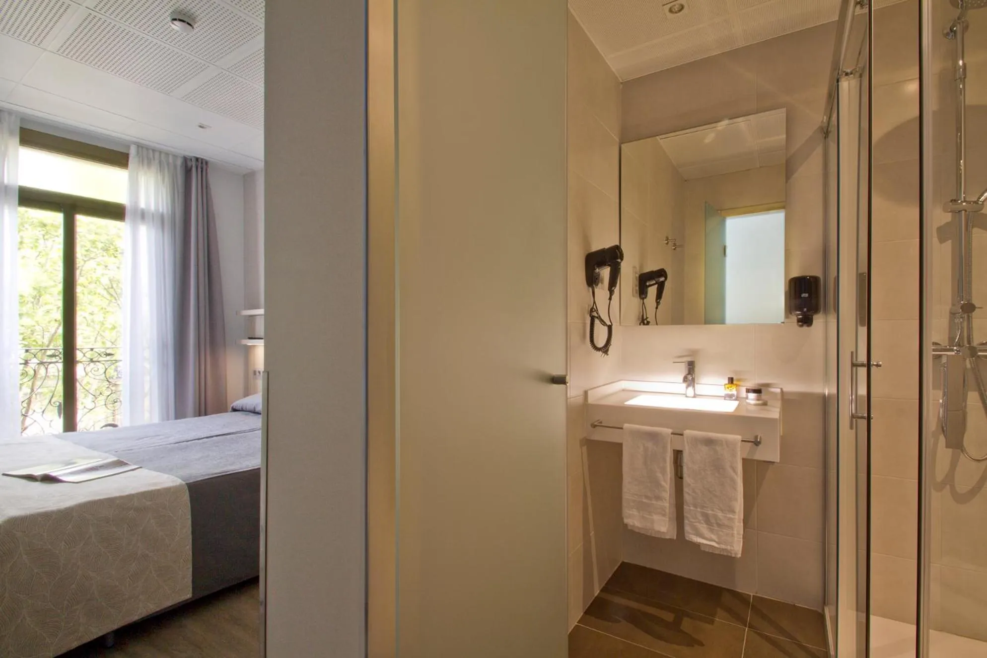 Shower, Bed in Hostal Benidorm