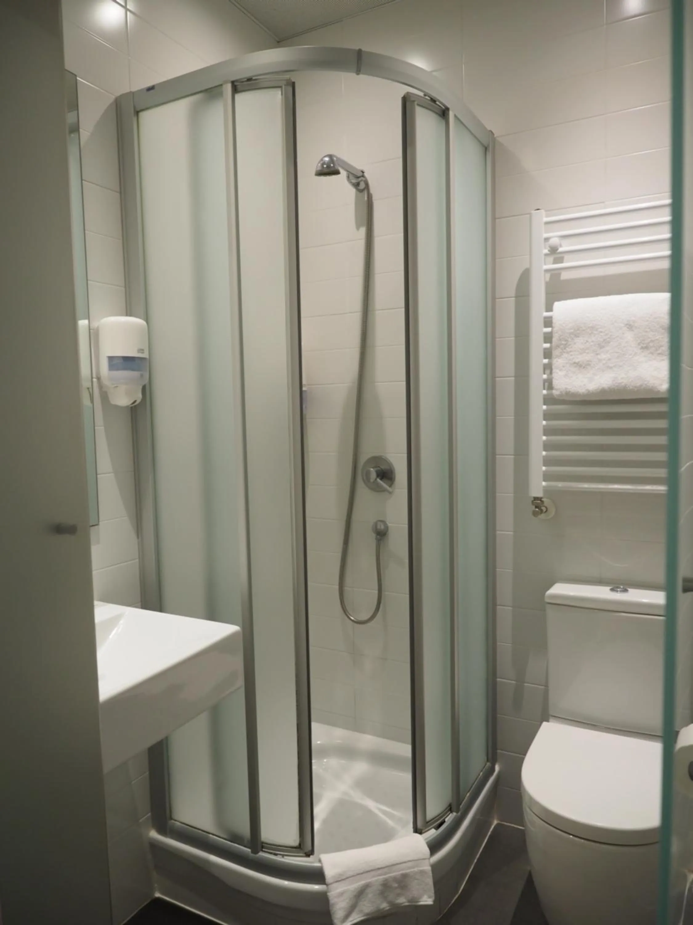 Shower in Hostal Benidorm