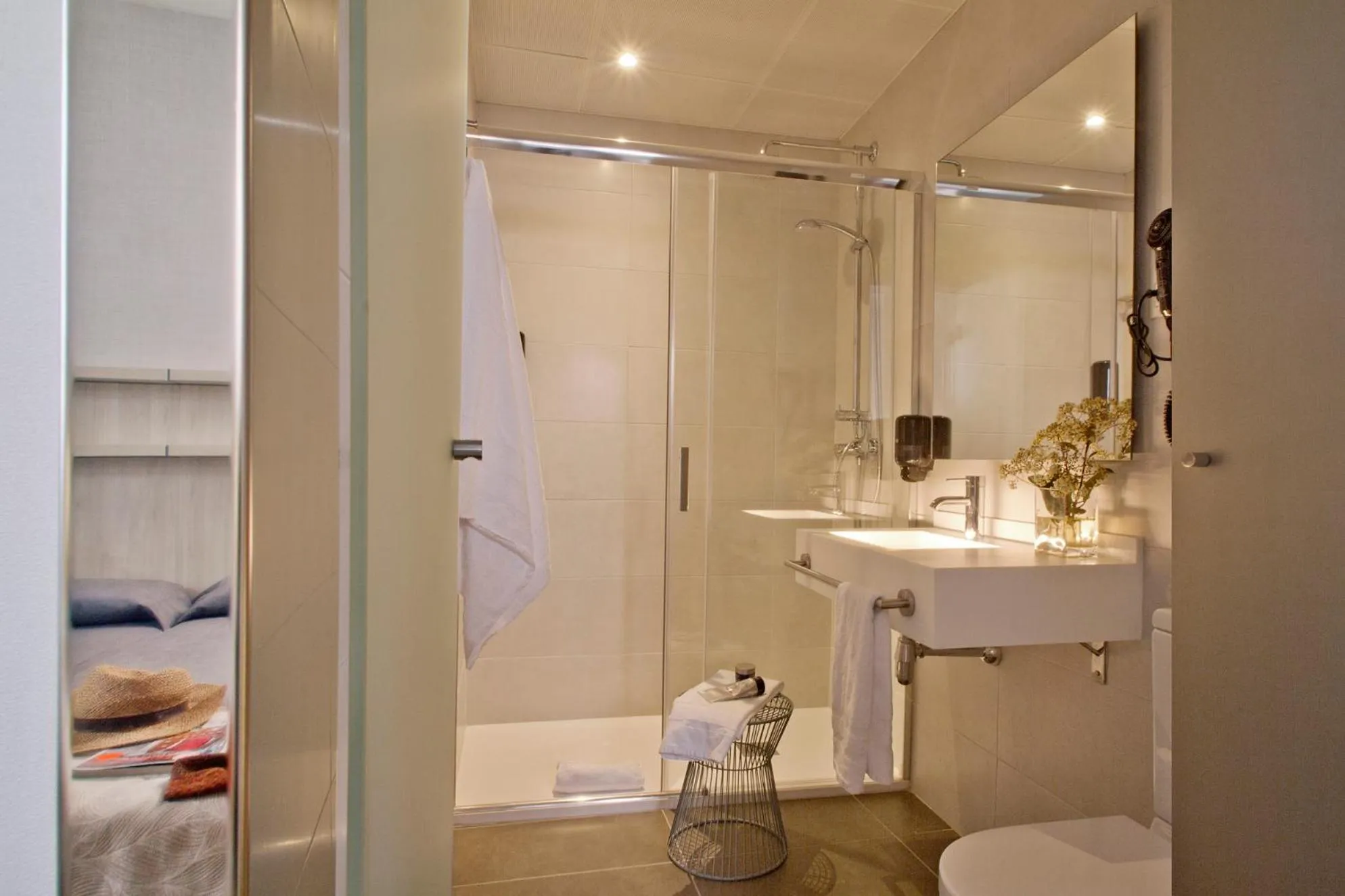 Shower in Hostal Benidorm