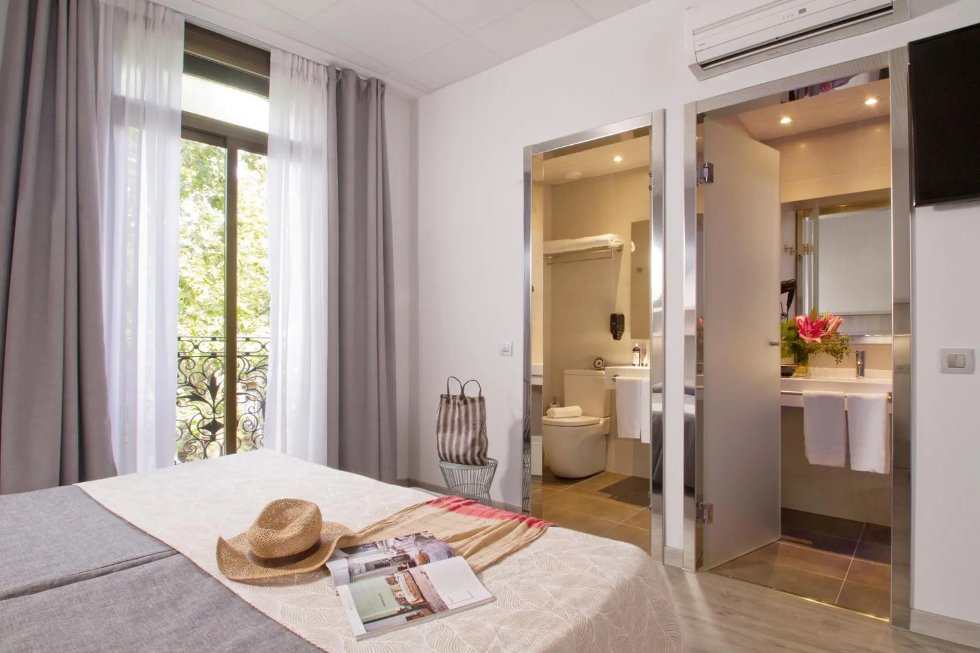 Photo of the whole room, Bed in Hostal Benidorm