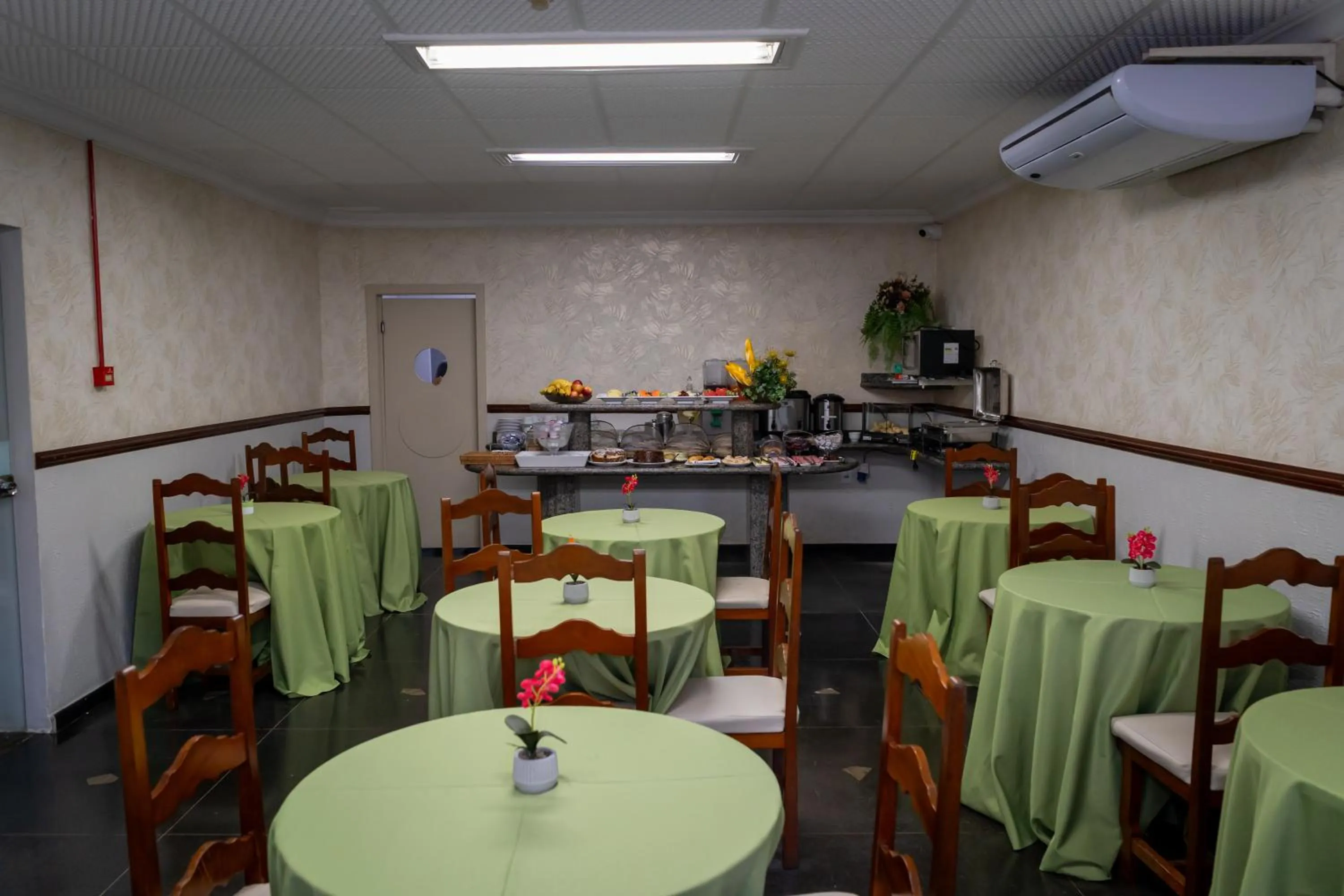 Kitchen or kitchenette in Bandeirantes Hotel